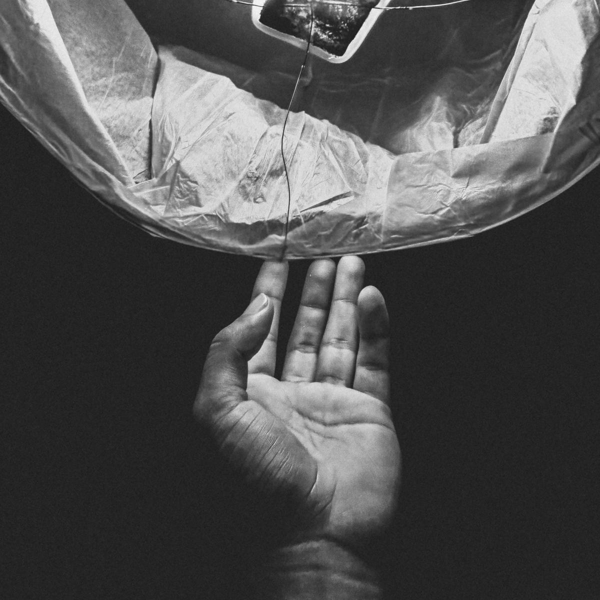 concodefi's tweet photo. 🧠 Tener reglas es fácil. Cumplirlas cuando te están costando dinero, no tanto.

Psicología del inversor #3. Hace unas semanas os conté cómo me liquidaron cuatro cuentas en treinta minutos, y la moraleja fue esta: si tienes unas normas, cúmplelas. Hoy va de por qué cuesta tanto.

Aquel viernes yo tenía reglas. No operar en días de mucha volatilidad, poner stop desde el principio, tomar beneficios cuando tocaba. No me faltaban normas, me faltó cumplirlas justo cuando dolía. Y la cabeza siempre encuentra una excusa muy buena: "esta vez es distinto", "ya lo pongo luego", "esto vuelve".

Y ojo, que no solo duele perder. A veces duele más ganar. Cuando LIT tocó los 5$ vendí. Confío en el token, pero el plan decía vender: para recomprar si corregía y para tener liquidez si no lo hacía. Me dolió, y mucho. Igual que me ha dolido cerrar trades en positivo con la certeza de que iban a seguir subiendo... Al final me ha salido bastante bien, pero en el momento cuesta horrores. Profit es profit.

Por eso ahora lo decido todo antes de entrar, en frío: cuánto meto, dónde está el stop y dónde salgo. Una vez dentro ya no se discute, porque dentro no pienso igual. El stop que pones y luego mueves no es un stop, es un deseo.

Os debo una actualización. En el #1 os conté mi hedge de Brent contra WTI. Sigue abierto: el ratio se ha recuperado un poco, pero no ha llegado a mi objetivo, así que no he cerrado. Eso sí, ahora el funding está alto y va en contra, así que me he marcado un tope de pérdida en funding fees. Si lo toca, fuera. Mientras tanto, lo mismo que predico: esperar a que se cumpla lo que decidí, no lo que me pida el cuerpo cada mañana.

Moraleja: la regla no está para los días buenos. Está para cuando duele, que es justo cuando más ganas tienes de saltártela.

Los anteriores de la serie os los dejo en el primer comentario 👇

Y tú, cumples tus reglas o las negocias contigo mismo a mitad del trade? Cuéntamelo, que me sirve para seguir con la serie.