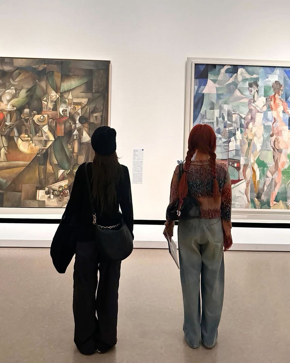 liasserafim's tweet photo. wanted to say ‘nothing changed’ but now they look at the same piece instead of two different ways https://t.co/v9Px5QVx3b