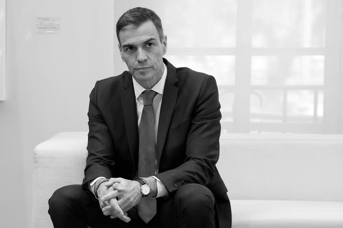 vloonk's tweet photo. OCHO AÑOS DE PEDRO SÁNCHEZ

El próximo 29 de noviembre tendrán lugar las elecciones generales, en las que se decidirá, como nunca antes, el futuro de España.

Por ello, desde Vloonk hemos decidido crear un resumen de los ocho años de Pedro Sánchez como presidente del Gobierno, repasando también su figura y su trayectoria política.

Este resumen está disponible también en formato web, al que se puede acceder a través del enlace de la publicación fijada de nuestra cuenta.

Por razones puramente legales, cuando se atribuya a alguien la comisión de un delito sin que haya sido condenado, tendrá carácter presunto y, en ningún caso, constituirá una calumnia o injuria.

1. TRAYECTORIA: Toda la carrera académica de Pedro Sánchez en universidades privadas es un fraude. Su tesis doctoral plagiada es lo más documentado.

2. TRAYECTORIA: Sánchez se casó con Begoña Gómez porque su padre, Sabiniano Gómez, era propietario de una red de prostíbulos gais camuflados como saunas.

Su suegro proxeneta le permitió usar a José «Pepiño» Blanco y a José Bono para ascender en el Partido Socialista Obrero Español (PSOE).

3. TRAYECTORIA: En las «saunas» de Sabiniano, a las que acudían políticos, empresarios, jueces, fiscales, policías, guardias civiles y periodistas, había micrófonos ocultos y dispositivos de grabación camuflados para registrar sus encuentros en audio y vídeo y utilizar posteriormente ese material para extorsionarlos.

4. TRAYECTORIA: Sánchez en 2003 iba de número veintitrés en la lista municipal del PSOE al Ayuntamiento de Madrid y el partido sacó veintiún concejales, pero acabó entrando en sustitución de Elena Arnedo.

En 2004 lo enchufaron en la Asamblea General de Caja Madrid.

En 2008 fue en las listas del PSOE a las elecciones generales por Madrid, pero tampoco sacó escaño: entró en 2009 en sustitución de Pedro Solbes y dejó el Ayuntamiento. Al acabar la legislatura, en 2011, volvió a quedarse fuera. Regresó en 2013 al sustituir a Cristina Narbona, actual presidenta del PSOE.

5. TRAYECTORIA: Tras pasar sin pena ni gloria por el partido, en 2014 se hizo con la secretaría general del PSOE por un pucherazo, como así consta en los mensajes de WhatsApp de Koldo García intervenidos por la Unidad Central Operativa (UCO) de la Guardia Civil.

6. TRAYECTORIA: Su caída en 2016 como secretario general se debió a que intentó dar otro pucherazo a la vista de todo el mundo.

Sin autorización, detrás de una mampara, sin censo electoral ni interventores, Sánchez ordenó al Comité Federal del PSOE una votación para perpetuarse en el poder.

Muchos llorando, algunos al borde de un ataque de ansiedad por lo que estaban presenciando. Y él, impasible.

7. TRAYECTORIA: Su vuelta en 2017 como secretario general también fue por un pucherazo, como así consta en los mensajes de WhatsApp de Koldo intervenidos por la UCO.

8. JUSTICIA: Su mano derecha, primer secretario de Organización y ministro de Transportes, José Luis Ábalos, que tuvo la desvergüenza de presentar la moción de censura contra la corrupción del PP, fue condenado por el Tribunal Supremo, por unanimidad, a veinticuatro años y tres meses de cárcel por delitos de organización criminal, cohecho, malversación de caudales públicos y tráfico de influencias.

9. JUSTICIA: Su segunda mano derecha, su segundo secretario de Organización, Santos Cerdán, está imputado en la Audiencia Nacional por delitos de organización criminal, cohecho y tráfico de influencias.

10. JUSTICIA: El intento de tercer secretario de Organización, Paco Salazar, personaje clave en el PSOE y en el Gobierno, no pudo ser porque salieron a la luz denuncias de acoso sexual y abuso de poder que se taparon durante años.

11. JUSTICIA: Su mujer, Begoña Gómez, ha sido enviada a juicio con jurado popular ante la Audiencia Provincial de Madrid por delitos de tráfico de influencias y malversación de caudales públicos.

12. JUSTICIA: Su hermano, David Sánchez, ha sido condenado por la Audiencia Provincial de Badajoz por dos delitos de prevaricación administrativa, a sendas penas de inhabilitación especial para empleo o cargo público y para el ejercicio del derecho de sufragio pasivo por un periodo de nueve años.

13. JUSTICIA: Su exfiscal general, Álvaro García Ortiz, fue condenado por el Tribunal Supremo por un delito de revelación de secretos en relación con la pareja de la presidenta de la Comunidad de Madrid, Isabel Díaz Ayuso, a una pena de inhabilitación especial de dos años para ejercer el cargo de fiscal general del Estado, una multa de siete mil doscientos euros y una indemnización de diez mil euros a favor de Alberto González Amador.

Se convirtió así en el primer fiscal general del Estado condenado penalmente por hechos cometidos durante el ejercicio de su cargo.

14. JUSTICIA: Su mayor apoyo político en los últimos años, José Luis Rodríguez Zapatero, está imputado en la Audiencia Nacional por delitos de organización criminal, tráfico de influencias, blanqueo de capitales y falsedad documental, en el marco del caso Plus Ultra.

Cuando la Unidad de Delincuencia Económica y Fiscal (UDEF) de la Policía Nacional registró su despacho, situado justo enfrente de la sede central del PSOE, en la madrileña calle de Ferraz, encontró en una caja fuerte oculta centenares de joyas no declaradas, de origen desconocido y valoradas en varios millones de euros.

15. PROMESAS: Dijo que no iba a pactar con los independentistas y lo hizo. En concreto, dijo que nunca iba a pactar con Bildu, el brazo político del grupo terrorista socialista ETA, y lo hizo.

16. PROMESAS: Dijo que nunca gobernaría en coalición con Podemos y lo hizo.

17. PROMESAS: Dijo que un gobierno sin presupuestos generales del Estado debe convocar elecciones, y ha agotado la legislatura sin presentarlos siquiera, incumpliendo la obligación que le impone la Constitución.

Es el primer presidente de la democracia que pasa cuatro años sin presupuestos.

18. PROMESAS: Dijo que nunca indultaría a los políticos catalanes que, malversando dinero público, intentaron dar un golpe de Estado, y lo hizo.

19. PROMESAS: Derogó el delito de sedición para contentar a los independentistas.

20. PROMESAS: Rebajó la pena para el delito de malversación de caudales públicos para contentar a los independentistas.

21. PROMESAS: Dijo que no iba a amnistiar a los independentistas, que además era inconstitucional, y lo hizo.

22. PROMESAS: El ministro de la Presidencia, Justicia y Relaciones con las Cortes, Félix Bolaños, ha reconocido que la amnistía se hizo únicamente para investir a Sánchez como presidente: impunidad a cambio de poder.

23. LEYES: Es el responsable de haber intentado reformar el modelo de financiación autonómica y de haber intentado condonar una parte de la deuda de las comunidades autónomas con el Fondo de Liquidez Autonómica (FLA) para contentar a los independentistas, especialmente con esta última medida, que pretendía socializar la irresponsabilidad fiscal de los políticos catalanes con el resto de los españoles.

24. LEYES: Es el responsable de haber unificado los delitos de agresión sexual y abuso sexual (la famosa «ley del solo sí es sí»), lo que provocó la reducción de la pena de muchos violadores y, en algunos casos, su excarcelación.

25. LEYES: Es el responsable de haber aprobado la ley trans, que permite a cualquier persona cambiar legalmente de sexo acudiendo al registro civil, a pesar de que el sexo biológico es inmutable.

26. LEYES: Es responsable de utilizar los decretos leyes, que la Constitución reserva para casos de «extraordinaria y urgente necesidad», como una práctica antidemocrática para legislar, en muchas ocasiones mediante normas ómnibus.

Ahora está tratando de utilizar la Diputación Permanente para pisotear la voluntad del pueblo español, expresada a través del Pleno del Congreso de los Diputados.

27. LEYES: Es el responsable de haber intentado adulterar las elecciones generales con la mal llamada «ley de nietos», aprobada el 19 de octubre de 2022 y recogida en la disposición adicional octava de la ley de memoria democrática, que reconoce el derecho a obtener la nacionalidad a los descendientes de españoles que la hubieran perdido tras exiliarse durante el franquismo.

Una instrucción firmada cinco días después por Sofía Puente, entonces directora general de Seguridad Jurídica y Fe Pública y hermana de Óscar Puente, estableció la presunción de exilio para los españoles que salieron del país entre el 18 de julio de 1936 y el 31 de diciembre de 1955, sin necesidad de demostrar individualmente su condición de exiliados, como establece la norma aprobada en el Congreso de los Diputados.

Esta interpretación ultra vires abría la puerta a la nacionalización masiva de millones de extranjeros, muchos de los cuales ni siquiera han estado nunca en España.

El objetivo evidente, aunque no declarado, de esta medida es importar votantes del resto del mundo de manera fraudulenta.

El Tribunal Supremo ha suspendido cautelarmente, con el fin de salvaguardar la integridad de los comicios, el derecho a votar de quienes hayan obtenido la nacionalidad española sin demostrar la condición de exiliado de su ascendiente. Cuando resuelva la cuestión de fondo, previsiblemente anulará estas nacionalizaciones ilegales.

28. POLARIZACIÓN: Es el responsable de haber recuperado y profundizado en la estrategia de polarización y guerracivilismo que impulsó Zapatero: una concepción schmittiana de la política como enfrentamiento entre amigo y enemigo, que busca levantar un muro entre españoles en lugar de favorecer la convivencia.

Quienes cuestionan al Gobierno son etiquetados como fachas o ultraderechistas, mientras que los medios de comunicación críticos son descalificados como seudomedios que difunden bulos, desacreditando así sus informaciones y la labor de fiscalización del poder que ejercen.

A ello se suma la banalización de términos como fascismo o nazismo, utilizados para caricaturizar al adversario ideológico y descalificarlo en lugar de debatir sus argumentos.

29. SÁHARA OCCIDENTAL: La potencia administradora de iure del Sáhara Occidental es España y, como tal, debe velar porque finalice el periodo de la descolonización.

Sin embargo, Sánchez, lacayo de la genocida dictadura islamista de Mohamed VI, le entregó unilateralmente a Marruecos el Sáhara.

Cambió la posición histórica de España en las últimas décadas sobre el Sáhara al aceptar la «oferta marroquí de autonomía» sin consultarlo con nadie.

30. CEUTA: Sánchez, víctima de espionaje con el software israelí Pegasus, está bajo el control de Marruecos.

Esa es la explicación de por qué, a pesar de estar avisado por los servicios de inteligencia, consintió la ocupación marroquí de Ceuta por ochenta mil invasores, en una frontera que debería estar militarizada de forma permanente.

Más de dos meses después, miles de estos salvajes del tercer mundo, incluidos asesinos, terroristas y violadores, además de militares marroquíes infiltrados, siguen allí, campando a sus anchas por la ciudad autónoma española, perturbando por completo la vida de ochenta y cuatro mil compatriotas.

Una traición a España por connivencia con su principal enemigo en un acto de guerra contra nuestra integridad territorial y soberanía.

El propio Sánchez admitió en una conversación informal con periodistas durante la recepción por el Día de la Fiesta Nacional de España de este año que ha ocultado durante setenta y cuatro días que buques de guerra marroquíes entraron en aguas de Ceuta durante la invasión.

O sea, el 30 y el 31 de julio no solo irrumpieron más de ochenta mil invasores en Ceuta, cruzando a pie y a nado la frontera con Marruecos por el paso de El Tarajal, sino que también se produjo la intrusión de buques de guerra marroquíes en aguas de la ciudad autónoma española.

Al menos una fragata y varias patrulleras de la Marina Real de Marruecos navegaron sin pedir autorización por aguas de soberanía española. No se trató de un mero tránsito o de una entrada accidental, sino de una vulneración intencionada y repetida del mar territorial.

Las incursiones de Marruecos se prolongaron durante los primeros días de agosto y estuvieron a punto de provocar una colisión entre barcos militares de los dos países.

Solo después de que la Armada española desplegara buques en la zona cesaron los actos de guerra de la Marina marroquí.

31. INMIGRACIÓN: Es el promotor número uno de la inmigración masiva, que provoca inseguridad, colapso de los servicios que hoy proporciona el Estado como la sanidad, la educación o las pensiones, revienta todavía más el mercado de la vivienda y, sobre todo, contribuye a la sustitución demográfica de los españoles.

Para colmo, ha regularizado a más de un millón de inmigrantes ilegales.

Todo ello, sumado a la permisividad frente al crimen organizado transnacional y a una política de mano blanda contra la delincuencia, fruto de su suicida política de fronteras abiertas.

La economía española crece gracias a que cada año centenares de miles de personas entran en nuestro país: aumentan el PIB por extensión, pero eso no mejora la vida de los españoles.

32. ECONOMÍA: En ausencia de un sistema de precios, la insuficiente oferta de servicios de la sanidad pública para hacer frente a la demanda se manifiesta en forma de listas de espera y colas en las que los españoles quedan los últimos frente a los extranjeros.

Los centros de educación pública, sobre todo en los grandes núcleos urbanos, se han convertido en guetos donde los profesores no tienen autoridad y los españoles son minoría frente a otros alumnos que ni siquiera pueden decir una palabra en nuestro idioma.

Los resultados de España este año en el informe del Programa para la Evaluación Internacional de los Estudiantes (PISA) se sitúan en su nivel más bajo desde que la prueba empezó a publicarse, en el año 2000.

33. ECONOMÍA: Es el culpable del estrechamiento entre el salario medio y el salario mínimo, que ha destruido empleo. Por eso ya no se sube casi nada en términos reales en los últimos años.

34. ECONOMÍA: Es el responsable del encarecimiento de la vivienda porque la regulación estatal impide que la oferta satisfaga la demanda.

En mayo de 2018, el último mes completo del Gobierno de Mariano Rajoy, la vivienda era el problema número dieciocho de los españoles. Ahora, es el primero.

Las medidas orientadas al control de los precios del alquiler y a la protección de los okupas agravan aún más el problema.

La incapacidad de los jóvenes de independizarse está frustrando sus proyectos de vida y es responsable, al menos en parte, de la baja natalidad.

35. ECONOMÍA: Es el responsable de que España lidere el paro juvenil y la pobreza infantil en la Unión Europea.

36. ECONOMÍA: Es el responsable de dirigir un Gobierno manirroto, cada vez más necesitado de ingresos fiscales para sostener un Estado del bienestar hipertrofiado y adicto a la regulación.

La recaudación tributaria está en máximos históricos y, sin embargo, todo está peor que nunca.

Las familias, los trabajadores asalariados y los autónomos pagan cada vez más impuestos y reciben cada vez menos.

37. ENERGÍA: Es el responsable del fracasado modelo energético que provocó un apagón total que causó varias muertes por el dogmatismo ideológico con las energías renovables y el odio a las centrales nucleares, siendo España el único país del mundo que tiene un plan para cerrarlas.

Red Eléctrica está operando en modo reforzado y, en lo que va de año, ha tenido que cortar el suministro a la industria por décima vez para estabilizar el sistema, algo que no ocurrió ni una sola vez en 2025.

38. INTERCIONAL: Es el responsable de haber puesto en duda la imagen internacional de España, alejándonos de Occidente y juntándonos con las tiranías más bananeras.

Si hoy la Armada no puede sustituir los aviones de combate con despegue y aterrizaje vertical Harrier II por los modernos F-35B, lo que nos hace perder gran parte de nuestro poder militar naval, es únicamente porque ha destruido nuestra relación con Estados Unidos por puro egoísmo político.

Él y Zapatero son los culpables de habernos acercado peligrosamente a China y de haber colaborado en el sostenimiento de la genocida dictadura chavista en Venezuela.

39. PENSIONES: Es el responsable de haber firmado una reforma populista de pensiones que dinamita un ya de por sí insostenible sistema público de reparto por cuestiones electorales y no en beneficio de la fiscalidad del Estado.

40. CATÁSTROFES: Es el responsable de que el Gobierno desoyera las advertencias epidemiológicas sobre la necesidad de prepararse para una pandemia de covid, que causó más de ciento veinte mil muertos en España.

Tanto el Ejecutivo central como distintas comunidades autónomas controladas por el PSOE hicieron negocio mediante contratos públicos adjudicados a dedo para la adquisición de material sanitario, muchas veces defectuoso.

El ministro de Sanidad en aquel momento era Salvador Illa, licenciado en Filosofía.

El confinamiento se impuso mediante un estado de alarma parcialmente declarado inconstitucional. Unas restricciones así requerían un estado de excepción o sitio.

Es decir, se suspendieron derechos fundamentales de los españoles al margen de los mecanismos constitucionales previstos para ello.

41. CATÁSTROFES: Es el responsable de que los afectados del volcán de La Palma aún no hayan podido rehacer su vida después de casi seis años de la erupción.

42. CATÁSTROFES: Es el responsable de que, durante la dana de Valencia, que causó doscientos treinta y ocho muertos, no declarara motu proprio el estado de alarma o, en su defecto, elevara al nivel tres la emergencia, tomara el control de la comunidad autónoma y enviara de inmediato al Ejército de Tierra, todo por buscar rédito electoral confrontando con Carlos Mazón.

43. SINIESTROS: Es el responsable del siniestro de Adamuz que acabó con la vida de cuarenta y seis personas por no mantener como es debido el estado de las vías.

44. INSTITUCIONES: Es el responsable de la colonización de todas las instituciones del Estado: desde Radiotelevisión Española (RTVE) pasando por el Centro de Investigaciones Sociológicas (CIS), el Ministerio Fiscal, la Abogacía General del Estado, el Tribunal Constitucional (TC), el Tribunal de Cuentas (TCu), la Policía Nacional y la Guardia Civil, la Sociedad Estatal de Participaciones Industriales (SEPI), Correos…

45. INSTITUCIONES: RTVE es «TelePedro». La televisión pública se ha convertido en el mayor órgano de propaganda del Gobierno, al nivel de la televisión estatal de Corea del Norte.

El TC, órgano político encargado de interpretar la Constitución, está también al servicio del Gobierno de la mano de Cándido Conde-Pumpido.

Está siendo utilizado para inmiscuirse en las competencias del Tribunal Supremo y revocar decisiones que afectan a Sánchez, su entorno, su partido o su Gobierno.

El CIS, convertido en un trampantojo por el socialista José Félix Tezanos, ya solo se dedica a inflar falsamente las estimaciones de voto del PSOE. Ha sobreestimado a la izquierda en cuarenta y tres de las cuarenta y cuatro elecciones celebradas desde 2018.

«La Fiscalía, ¿de quién depende? Pues ya está…».

46. INSTITUCIONES: Intentó darle la instrucción penal a los fiscales y eliminar la acusación popular para garantizarse la impunidad total.

47. MAFIA: Es el responsable de que el chavismo entregase oro al PSOE a cambio de que este abandonara a la oposición democrática venezolana. La UCO investiga si parte del oro relacionado con esta trama se utilizó para financiar ilegalmente al PSOE.

Como episodio destacado, Delcy Rodríguez, que entró clandestinamente en Madrid en enero de 2020 con autorización de Sánchez y fue recibida por Ábalos de madrugada en Barajas, traía consigo monedas de oro y otros «premios».

48. MAFIA: Es el responsable de que el voto por correo en casi todos los comicios muestre indicios graves de amaño.

49. MAFIA: Es el responsable de crear una cloaca para desestabilizar de forma sistemática y continuada cualquier procedimiento judicial o actuación policial que pudiera impactar directa o indirectamente en los intereses del PSOE o de su Gobierno.

Por orden del «one», la cloaca llegó a ordenar a un clan gitano dedicado al narcotráfico el asesinato de la jueza Beatriz Biedma, que instruyó la causa contra David Sánchez. Por suerte, el plan no prosperó.

Hasta la Fiscalía Anticorrupción ya reconoce que el PSOE puso a disposición de la organización criminal, a través de sociedades interpuestas con facturas falsas, su infraestructura logística y financiera.

El PSOE será imputado en la Audiencia Nacional como persona jurídica por delitos de financiación ilegal, malversación de caudales públicos, cohecho, tráfico de influencias y blanqueo de capitales después de las elecciones, con total seguridad.

Este, y no otro, es el motivo por el que Sánchez ha adelantado la disolución de las Cortes Generales.

50. CIERRE: Todo lo que has leído aquí, y eso que hemos obviado muchas cosas por cuestiones de espacio, es el resultado de una coalición de perdedores liderada por Pedro Sánchez: criminales que odian a España y que no han dudado en hacer lo que sea necesario para mantenerse en el poder.

Pero el 29 de noviembre los patriotas tenemos la oportunidad, quizá la última por la vía democrática, de echarlos y salvar España, nuestro gran país. El mejor país del mundo, de hecho.

Cada uno, en la medida de sus posibilidades, debe luchar por los que estuvieron antes que nosotros, por los que estamos hoy aquí y por los que vendrán después.

Esta es la batalla final, el todo o nada, y hay que tomársela como tal. España se enfrenta a una amenaza existencial real.

Cada uno debe ser consciente de que ha llegado el momento de elegir bando y de que tiene en sus manos el poder de decidir qué futuro quiere para España.

En un sistema electoral como el nuestro, con circunscripciones provinciales y representación proporcional, lo único que tiene sentido, si el objetivo es echar a Sánchez de la Moncloa, es votar a VOX o al PP. Todo lo que sea votar a partidos extraparlamentarios oportunistas, como Se Acabó la Fiesta, Iustitia Europa o Democracia 21, es, en última instancia, hacerle el juego al PSOE.

La verdadera oposición no solo tiene la responsabilidad de ser una alternativa política, sino también de garantizar la formación del Gobierno más reformista de nuestra historia, lo que conllevaría, como consecuencia, casi un cambio de régimen en términos de limpieza democrática.

En definitiva, la hora de los patriotas ha llegado. Confiemos en que todo salga bien. ¡Viva España!