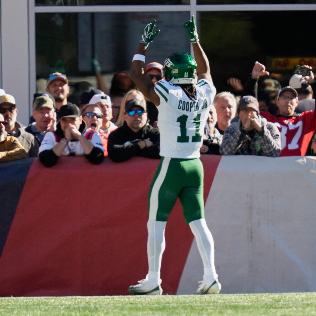 PFF's tweet photo. Highest passer rating when targeted among rookie WR in Week 6
(min 5 targets)

Omar Cooper Jr           158.3
Carnell Tate                   147.9
Germie Bernard           124.7
Ja'Kobi Lane                  100.0
KC Concepcion             83.3 https://t.co/rSIoU1YYiS