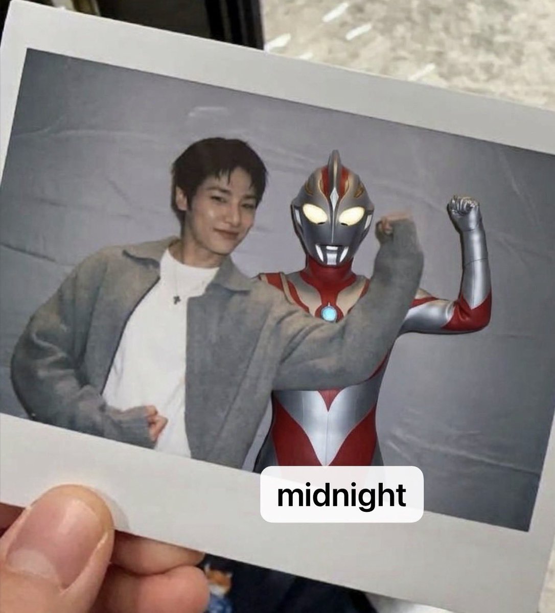 rachalogss's tweet photo. en efecto ESTAMOS ANTE LA MEJOR FOTO POLAROID DEL FANSIGN https://t.co/GQFqmzXOWV