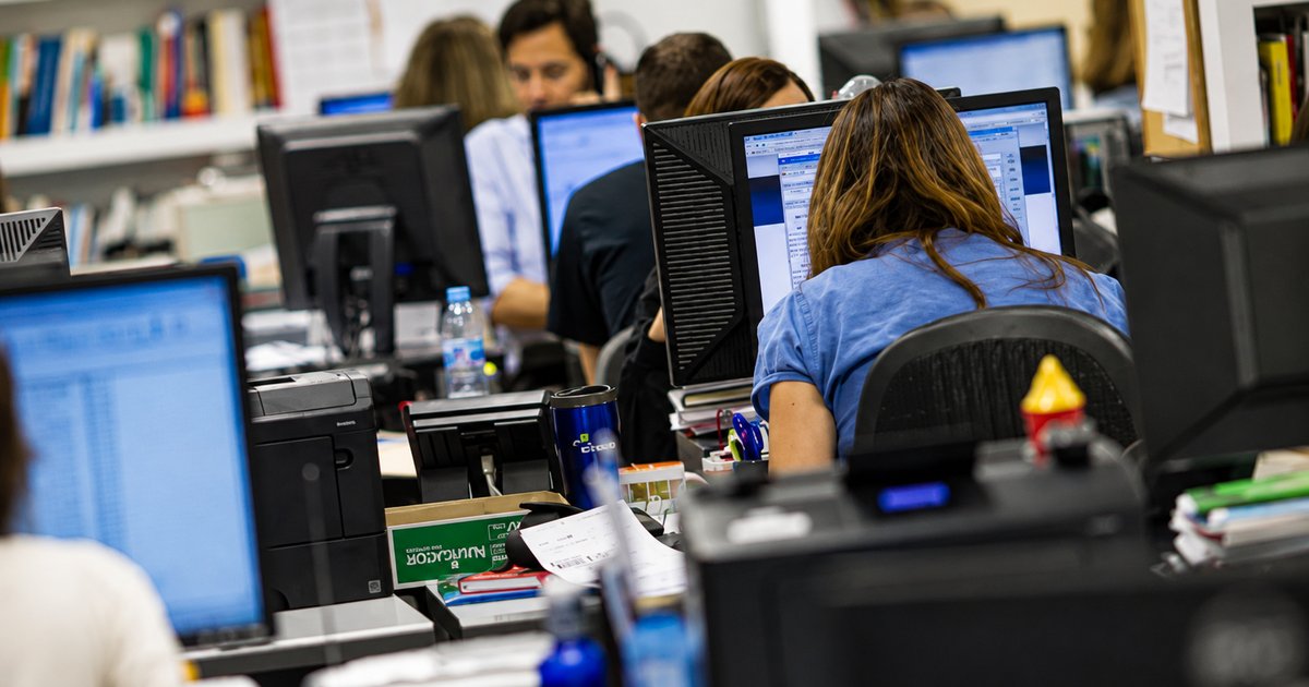 Alerta140's tweet photo. 🚨🇦🇷 #AHORA | El Gobierno aprobó un nuevo régimen de retiro voluntario para empleados públicos nacionales: según cálculos oficiales, son 20.000 los estatales en condiciones de solicitar el retiro.

⌛Estará disponible durante noviembre. Quienes adhieran no podrán volver al Estado por 8 años.