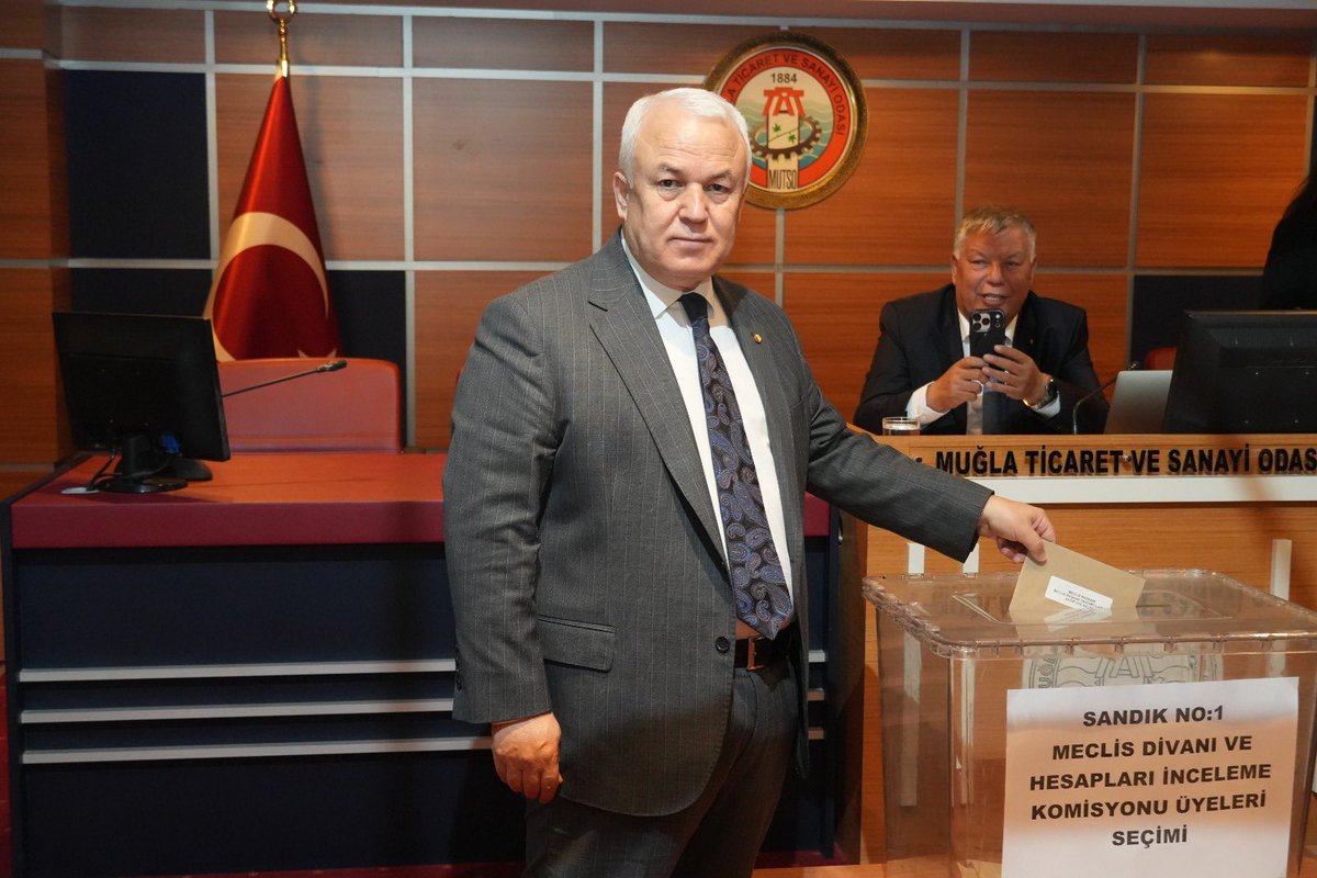 mutso48's tweet photo. MUTSO MECLİS BAŞKANI H. KORAY ÖZCAN GÜVEN TAZELEDİ

Muğla Ticaret ve Sanayi Odası (MUTSO), 2026–2030 çalışma döneminin ilk olağan Meclis Toplantısını 19 Ekim Pazartesi günü gerçekleştirdi.

Mevlüt Acar’ın divan başkanlığında gerçekleştirilen seçimlerde, H. Koray Özcan yeniden Meclis Başkanlığına seçilerek güven tazeledi. Meclis Başkan Yardımcılıklarına Mevlüt Acar, Yusuf Erdinç Gürsoy ve Ulaş Özgür seçildi.

Toplantının açılışında konuşan Mevlüt Acar, yeni dönemde karşılıklı güven, saygı ve dayanışmanın önemini vurguladı.

Meclis Başkanı H. Koray Özcan ise MUTSO’nun Muğla ekonomisindeki sorumluluğuna dikkat çekerek yeni dönemde ortak akıl, güçlü iletişim ve üyelerin beklentileri doğrultusunda çalışmaların sürdürüleceğini belirtti.

MUTSO Yönetim Kurulu Başkanı Bülent Karakuş, Meclis ve Meslek Komitesi üyelerinin çalışmalara aktif katılımının önemine değinerek sektörel sorunların yakından takip edilmesi ve üyelerle iletişimin güçlendirilmesi gerektiğini vurguladı. Karakuş ayrıca kamu kurumları, yerel yönetimler ve Muğlalı bürokratlarla kurulacak iş birliklerinin kentin gelişimine önemli katkılar sağlayacağını ifade etti.

Toplantıda gerçekleştirilen seçimle Hesapları İnceleme Komisyonuna Ömer Öcal, Ali Rıza Boyacı, Adem Çine, Güray Şimşek ve Salih Atayolu seçildi.

Yeni çalışma döneminin Odamıza, üyelerimize ve Muğla iş dünyasına hayırlı olmasını diliyoruz.