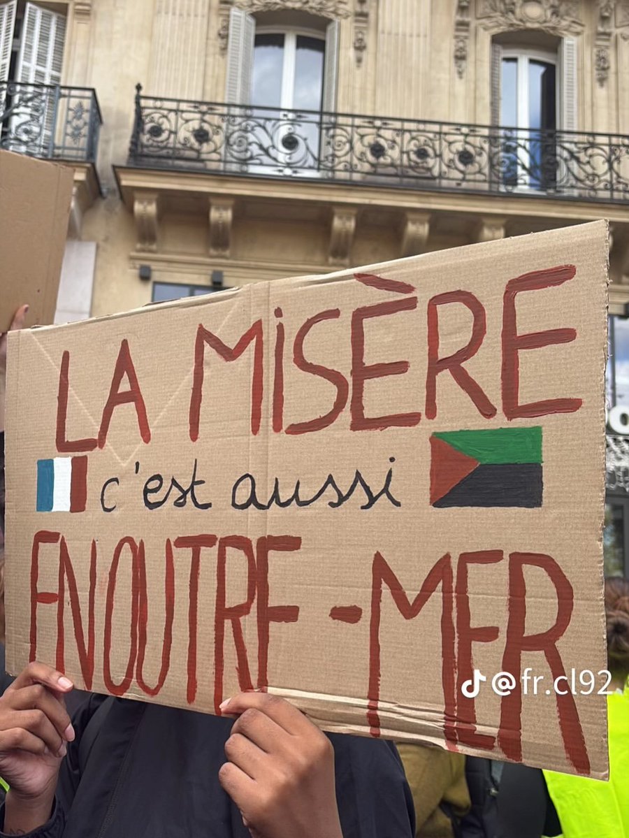 SpaceDromCom's tweet photo. 🚨📷 16 pancartes pour celles et ceux qu’on invisibilise trop souvent. 

#17octobre #Outremer #Martinique #Guadeloupe #LaReunion #Guyane #Mayotte #Kanaky https://t.co/j9kWMOAVog
