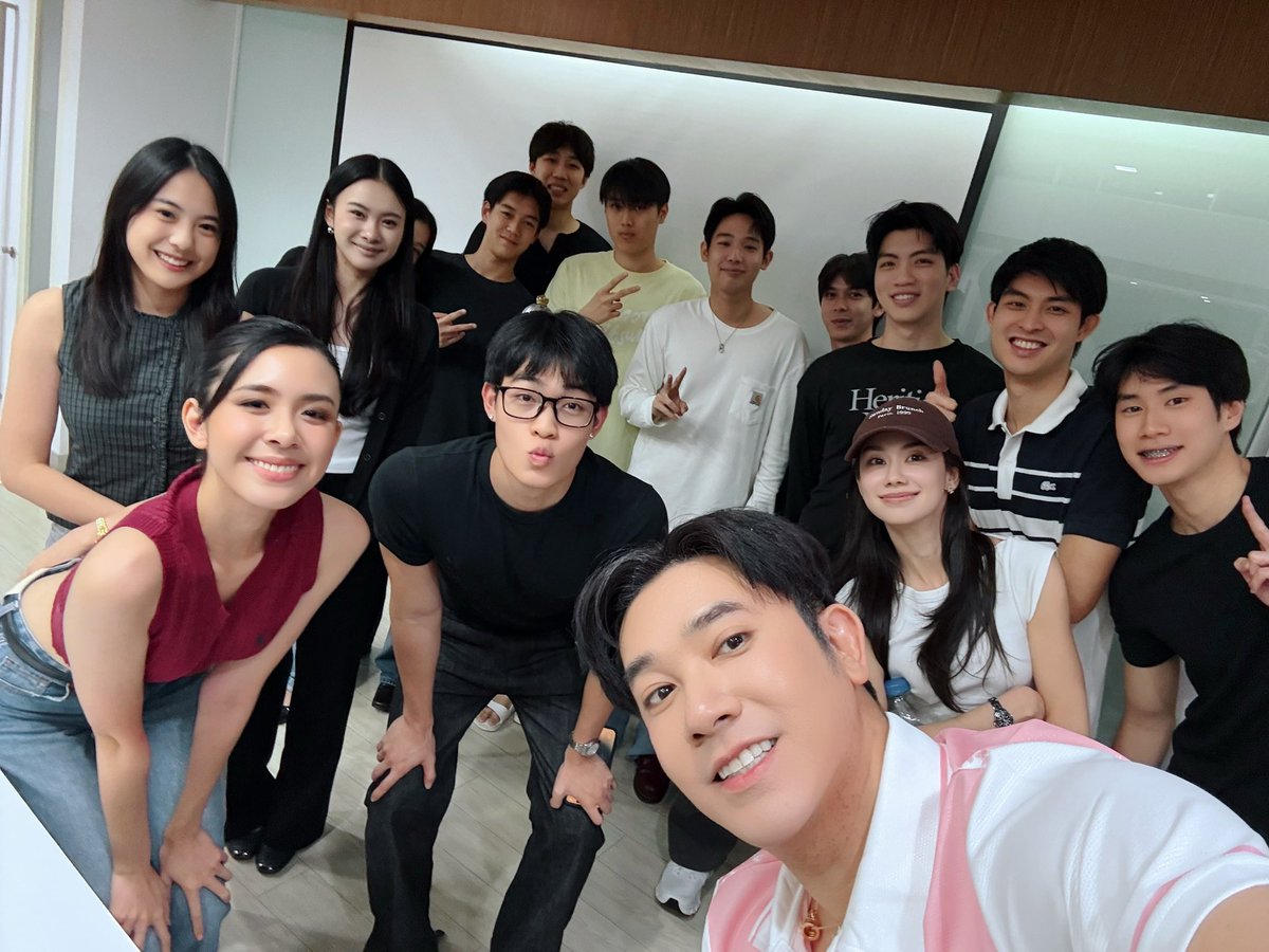 miulenaenjoyer's tweet photo. she’s really avoiding the girls side ijbol 😭 https://t.co/ottQW4J5UM