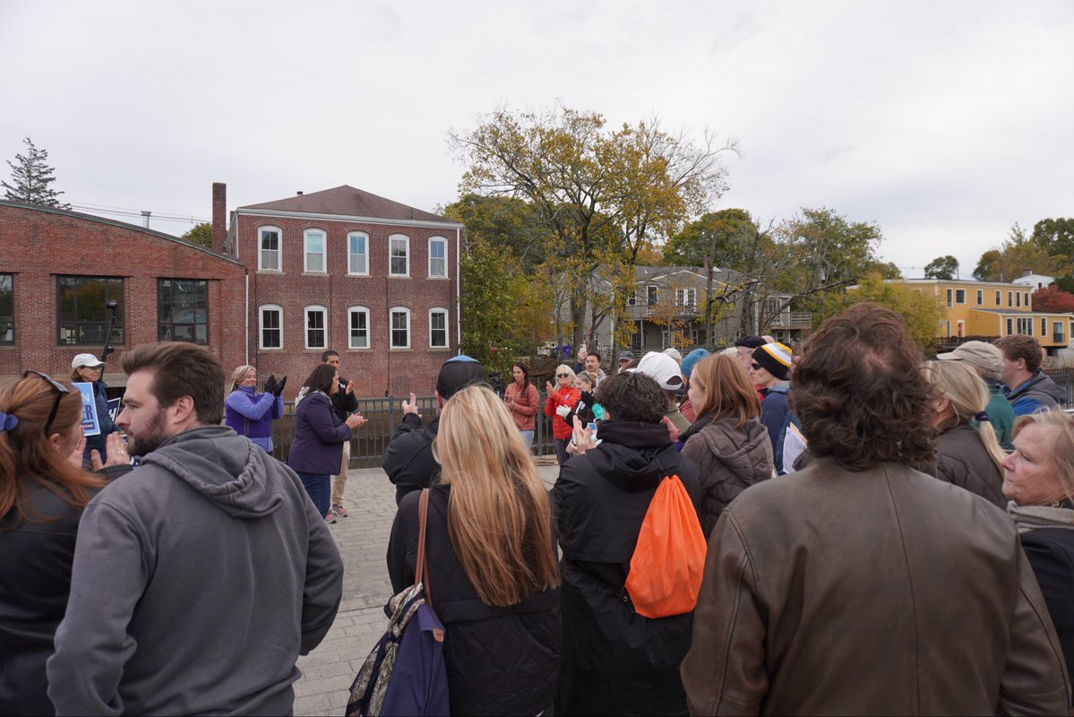 dank's tweet photo. Ipswich showed UP this weekend! 

So excited to join Lt. Gov. Kim Driscoll and Rep. Kristin Kassner to get out the vote. Early voting is underway, and we’re fired up to keep building this momentum, door by door.

Let’s Go. https://t.co/Zwca1MTL7e