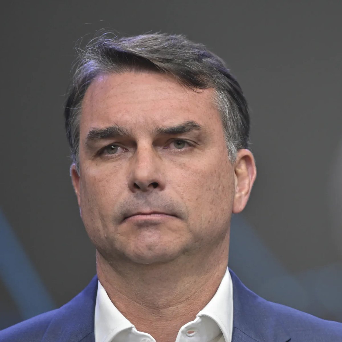 poptime's tweet photo. 🚨 GRAVE: Flávio Bolsonaro tem tweets expostos onde chamava o Bolsa Família de "Bolsa-Farelo" e demonstrava limitar o benefício em até 2 ANOS.

Vale lembrar que ele e a bancada do PL votaram CONTRA o valor de R$ 600,00 do benefício em 2022. https://t.co/Opru1y9izz