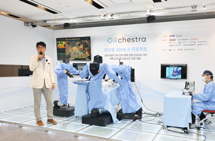 HumanoidRTech's tweet photo. Samsung Medical Center debuts humanoid surgical assistant!

The humanoid robot demonstrated its ability to perform precise surgical tasks on biological tissue, including incision, dissection and suturing. Rather than operating autonomously, the robot's two arms and surgical instruments are controlled in real time by medical staff using a dedicated control device.

Mirroring the surgeon's movements, the system translates hand and arm motions into precise robotic actions, enabling fine-grained control during surgical procedures.

Source: https://t.co/rvdw34i1Pv

#humanoids #humanoidrobotics #humanoid