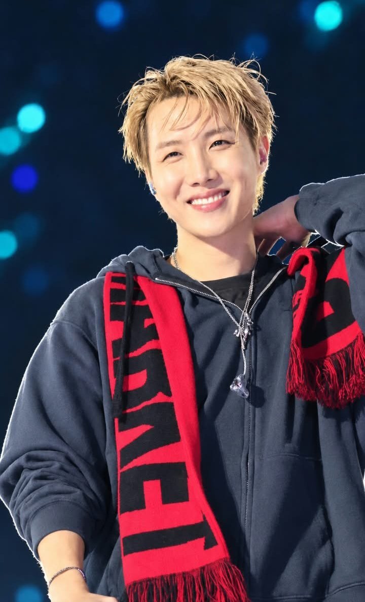 lYo00ung's tweet photo. Kiểu tóc này làm ảnh sáng bừng luôn ấy, trước đã đẹp nay còn đẹp hơn

My choice for Fan's Choice Male will always be #BTS at #2026MAMAVOTE https://t.co/z0ko4lw9K8
