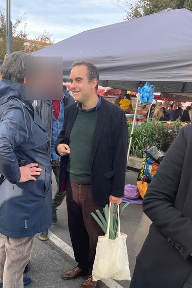 TheReganAngle's tweet photo. Si ça se trouve c'est Sébastien qui a demandé à la vieille dame de se déguiser en poireau. 
ça doit être un truc de fétichiste, ou un truc comme ça.
#PassionPoireaux https://t.co/SNRvgHoJhD