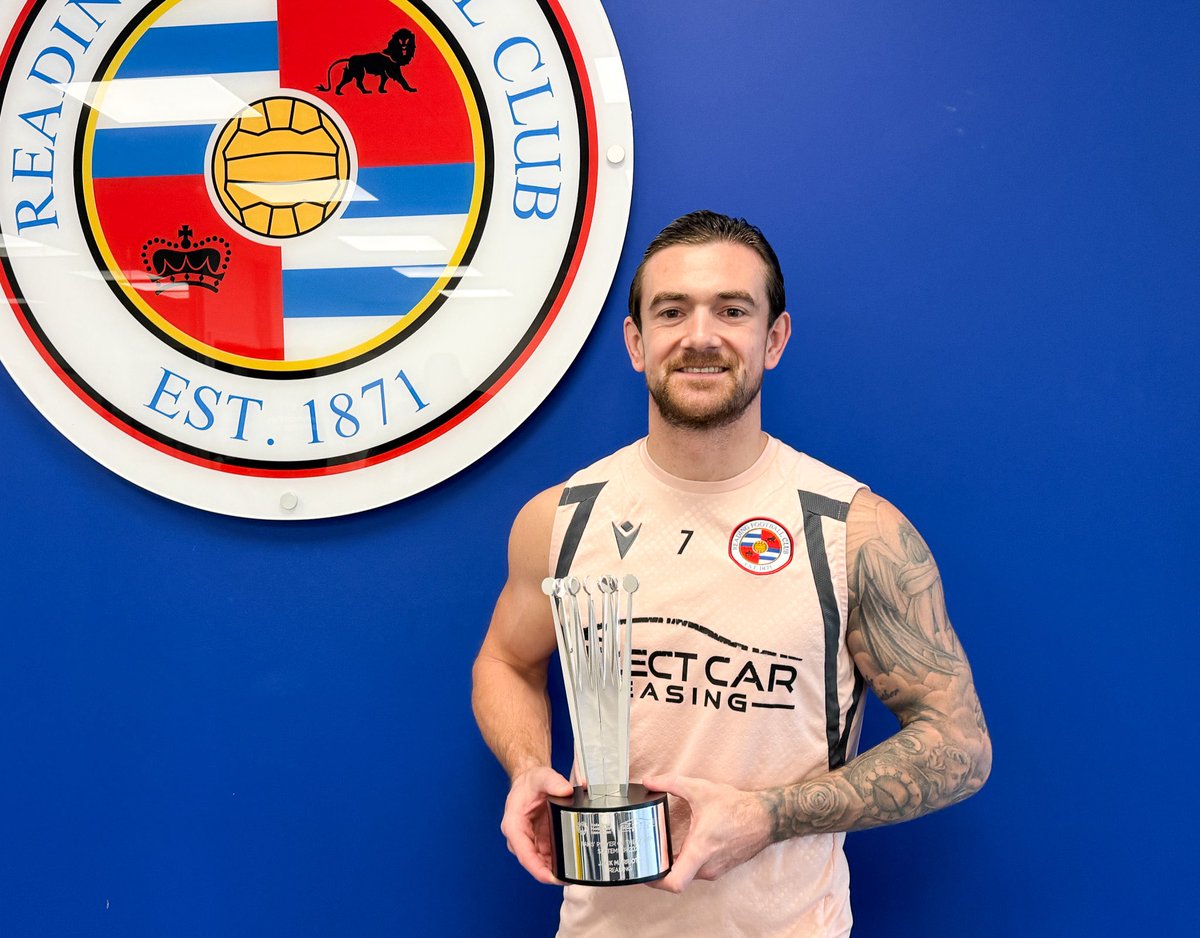 PFA's tweet photo. Recognition for League One’s joint-top scorer 🏆

Reading striker Jack Marriott has been presented with his PFA @SC_Leasing League One Fans’ Player of the Month Award by former Royal Bas Savage 👑 https://t.co/AaGndsczTM