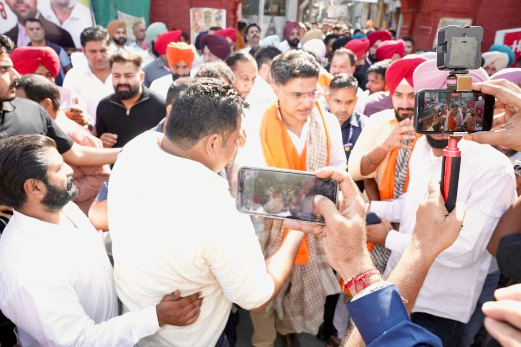 SachinPilot's tweet photo. Met party workers in Batala and reaffirmed our commitment to serving the people and strengthening the party at the grassroots.

@PargatSOfficial @Partap_Sbajwa @CHARANJITCHANNI @RajaBrar_INC @Sukhjinder_INC @VijayIndrSingla @SurajThakurINC @Dalvi_INC @INCIndia @INCPunjab https://t.co/HxT8Duh6Km