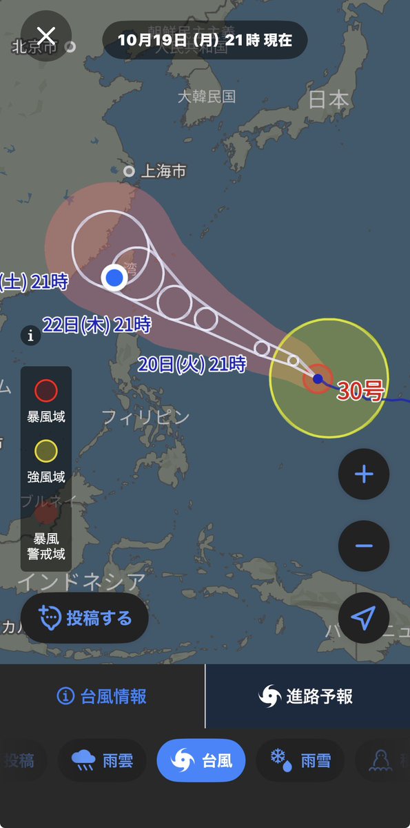 o_kube's tweet photo. 台風の進路、台湾と日本でこんなに違うの初めて見たわ。
←台湾の予報　日本の予報→ https://t.co/rZd9nSTSSy