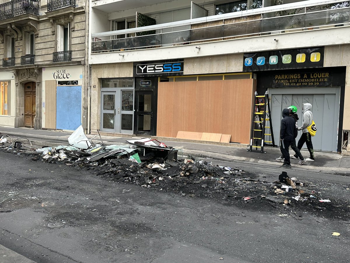 Cathalleslie's tweet photo. A little French miracle. Every single shop on this street is graffitied, damaged or looted. Except the kebab shop. Resilient. https://t.co/jctzyBJ6Jv