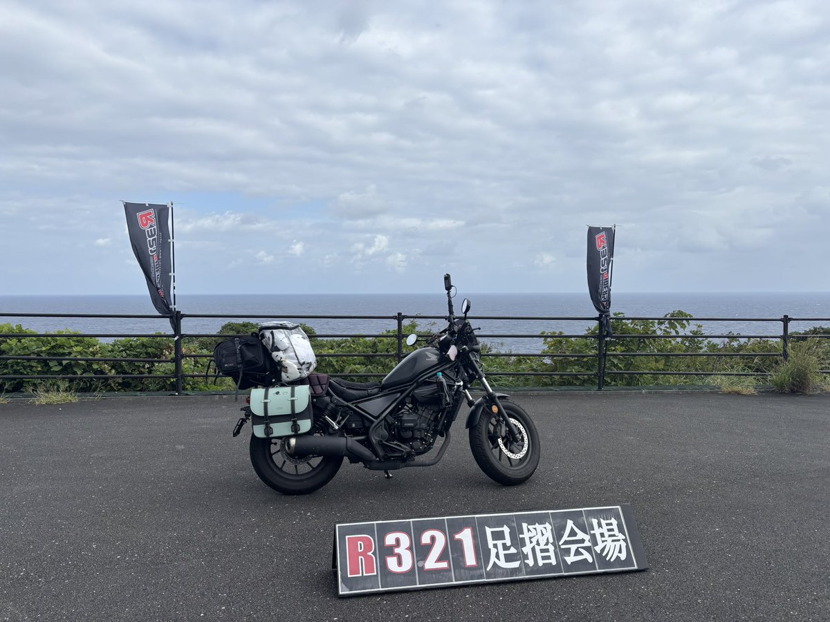 akienaga1029's tweet photo. 昨日は雨降る中、半日お昼を閉めてR321RIDERS MEETINGに初参加🏍
いつも走る道路も、雨の日は怖くてマンホール等の上は通らず、いつも以上に安全運転🌧🏍🌧 https://t.co/GyqKRvVvNe