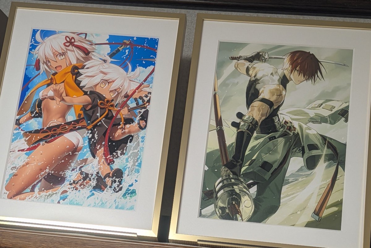 kurogomusher's tweet photo. やっとこさ飾る場所を確保できたので二枚とも飾れてほくほく
ちなみに藤堂くんはアクスタとクリアファイルがおうちにいます
（流石になっちゃん含めて四枚うちにお迎えする勇気がなくて…… https://t.co/sZ63YIKk4q