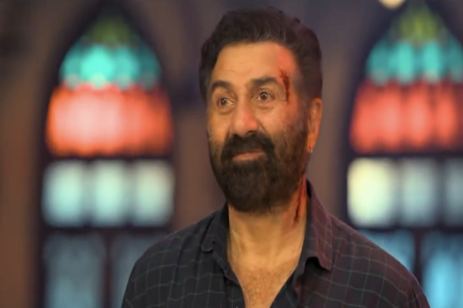 BollywoodH's tweet photo. #SunnyDeol Unveils #SuryaaTeaser on 69th Birthday: ‘They Thought It Was His End, For #Suryaa, It Was Only the Beginning’
https://t.co/nXatDd7XFu
@iamsunnydeol #KamalMukut #SuryaaTeaser #AntSeAarambhTak @ravikishann https://t.co/H4OGAq1rs7