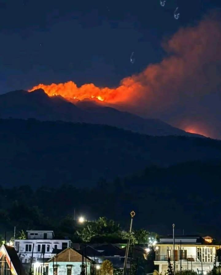 hey_strengerss's tweet photo. Alerta!!!

Malam ini, Senin 19 Oktober
Kebakaran Gunung Lawu semakin besar.

Api mulai merembet mendekati Candi Cetho dan Kawah
Segoro Gunung - Ngargoyoso https://t.co/9ux93IzotW