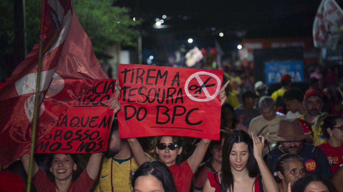 jonesmanoel_PE's tweet photo. Ontem, antes do debate, estávamos em Gravatá, em uma grande caminhada em apoio à reeleição do presidente Lula. Se não estava claro antes, que tenha ficado claro ontem: o Brasil vai derrotar Flávio Bolsonaro e suas mentiras. Um sujeito que não apresenta propostas, que não responde às perguntas, que mente o tempo todo e tá envolvido com tudo que é ruim não pode ser presidente.

O povo brasileiro quer o SUS 100% público, quer que a escala 6x1 nunca mais volte, quer investimentos em saúde e educação, quer soberania nacional. Dia 25 de outubro, vamos responder nas urnas. Aqui, fascismo não se cria! Miliciano e amigo de bandido que rouba dinheiro dos aposentados não tem vez!

Fotos: Túlio Seabra