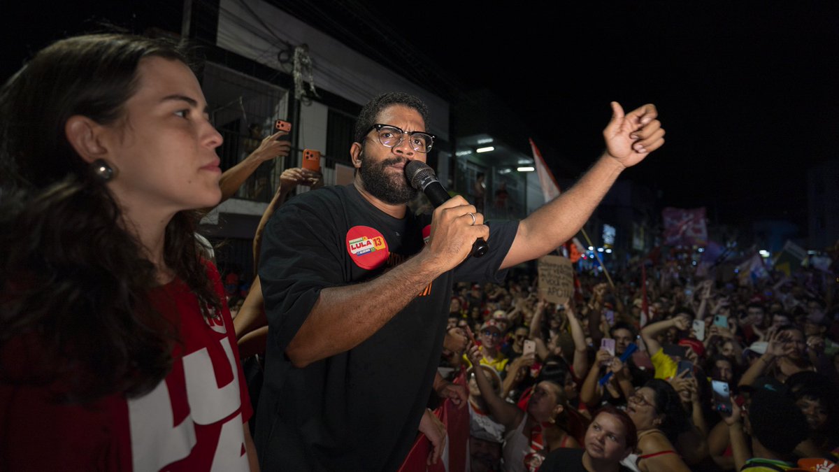 jonesmanoel_PE's tweet photo. Ontem, antes do debate, estávamos em Gravatá, em uma grande caminhada em apoio à reeleição do presidente Lula. Se não estava claro antes, que tenha ficado claro ontem: o Brasil vai derrotar Flávio Bolsonaro e suas mentiras. Um sujeito que não apresenta propostas, que não responde às perguntas, que mente o tempo todo e tá envolvido com tudo que é ruim não pode ser presidente.

O povo brasileiro quer o SUS 100% público, quer que a escala 6x1 nunca mais volte, quer investimentos em saúde e educação, quer soberania nacional. Dia 25 de outubro, vamos responder nas urnas. Aqui, fascismo não se cria! Miliciano e amigo de bandido que rouba dinheiro dos aposentados não tem vez!

Fotos: Túlio Seabra