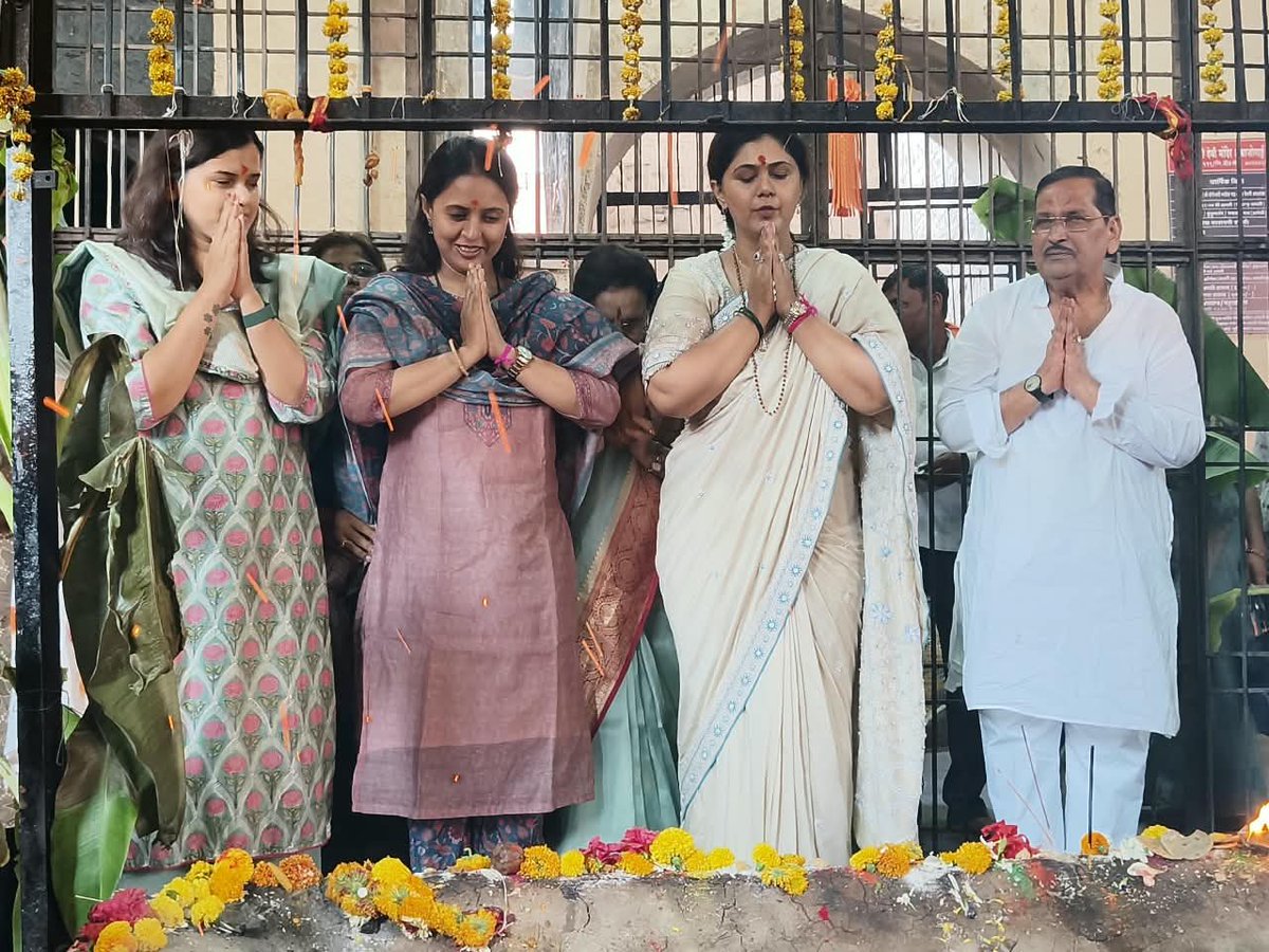 Pankajamunde's tweet photo. या देवी सर्वभूतेषु विद्या-रूपेण संस्थिता।
नमस्तस्यै नमस्तस्यै नमस्तस्यै नमो नमः॥

आज आदिशक्तीचे जागृत पीठ अंबाजोगाई येथे योगेश्वरी देवीचे मनोभावे दर्शन करून आशीर्वाद घेतले. तसेच सर्वांच्या आरोग्यसंपन्न मंगलमय जीवनासाठी आई योगेश्वरी चरणी प्रार्थना केली.

यावेळी माझ्यासमवेत मा. खा. डॉ. प्रितमताई मुंडे, आ. नमिता मुंदडा, अक्षय मुंदडा यांच्यासह सर्व स्थानिक पदाधिकारी, कार्यकर्ते उपस्थित होते.
@DrPritamMunde @NamitaMundada