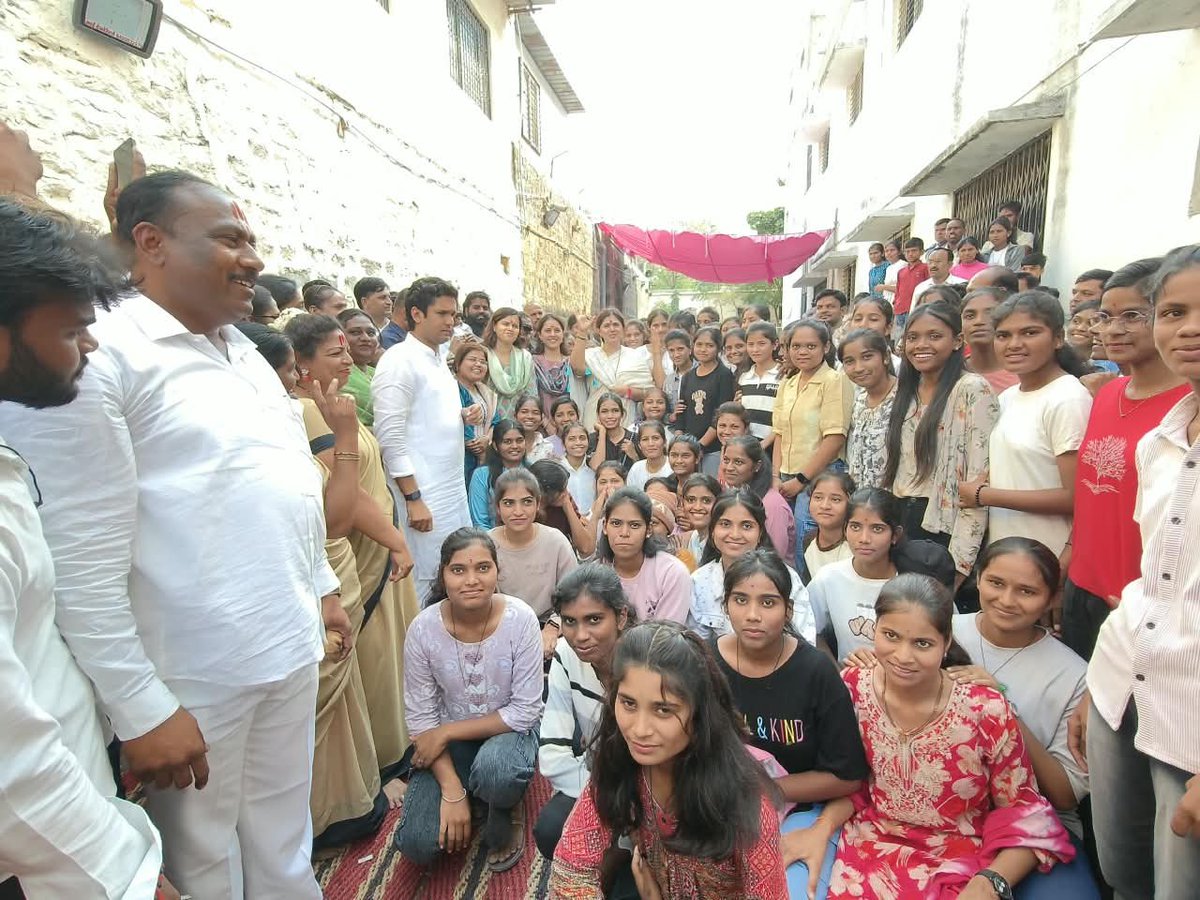 Pankajamunde's tweet photo. या देवी सर्वभूतेषु विद्या-रूपेण संस्थिता।
नमस्तस्यै नमस्तस्यै नमस्तस्यै नमो नमः॥

आज आदिशक्तीचे जागृत पीठ अंबाजोगाई येथे योगेश्वरी देवीचे मनोभावे दर्शन करून आशीर्वाद घेतले. तसेच सर्वांच्या आरोग्यसंपन्न मंगलमय जीवनासाठी आई योगेश्वरी चरणी प्रार्थना केली.

यावेळी माझ्यासमवेत मा. खा. डॉ. प्रितमताई मुंडे, आ. नमिता मुंदडा, अक्षय मुंदडा यांच्यासह सर्व स्थानिक पदाधिकारी, कार्यकर्ते उपस्थित होते.
@DrPritamMunde @NamitaMundada