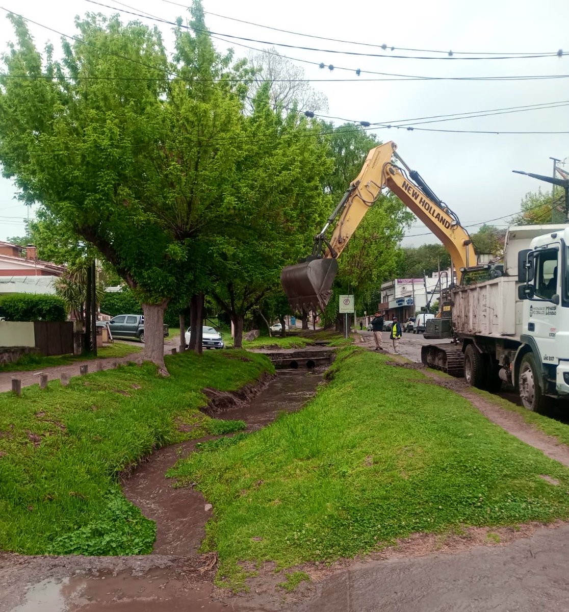 MartinLlaryora's tweet photo. Gobernar es anticiparse, planificar, invertir y actuar a tiempo para cuidar a nuestra gente. Por eso llevamos adelante un plan de mantenimiento y readecuación de #obras hídricas, para prevenir posibles consecuencias no deseadas del fenómeno "El Niño".

Finalizamos en la localidad de #RíoCeballos los trabajos de limpieza y mantenimiento del arroyo en los puntos previstos y sumamos un nuevo tramo de intervención en barrio Loza.

Este mantenimiento periódico es fundamental para conservar la #infraestructura hídrica y favorecer el correcto funcionamiento de los sistemas de drenaje.

Seguimos trabajando en distintos puntos de nuestra provincia para mantener y mejorar desagües y canales.

#HacerParaCrecer