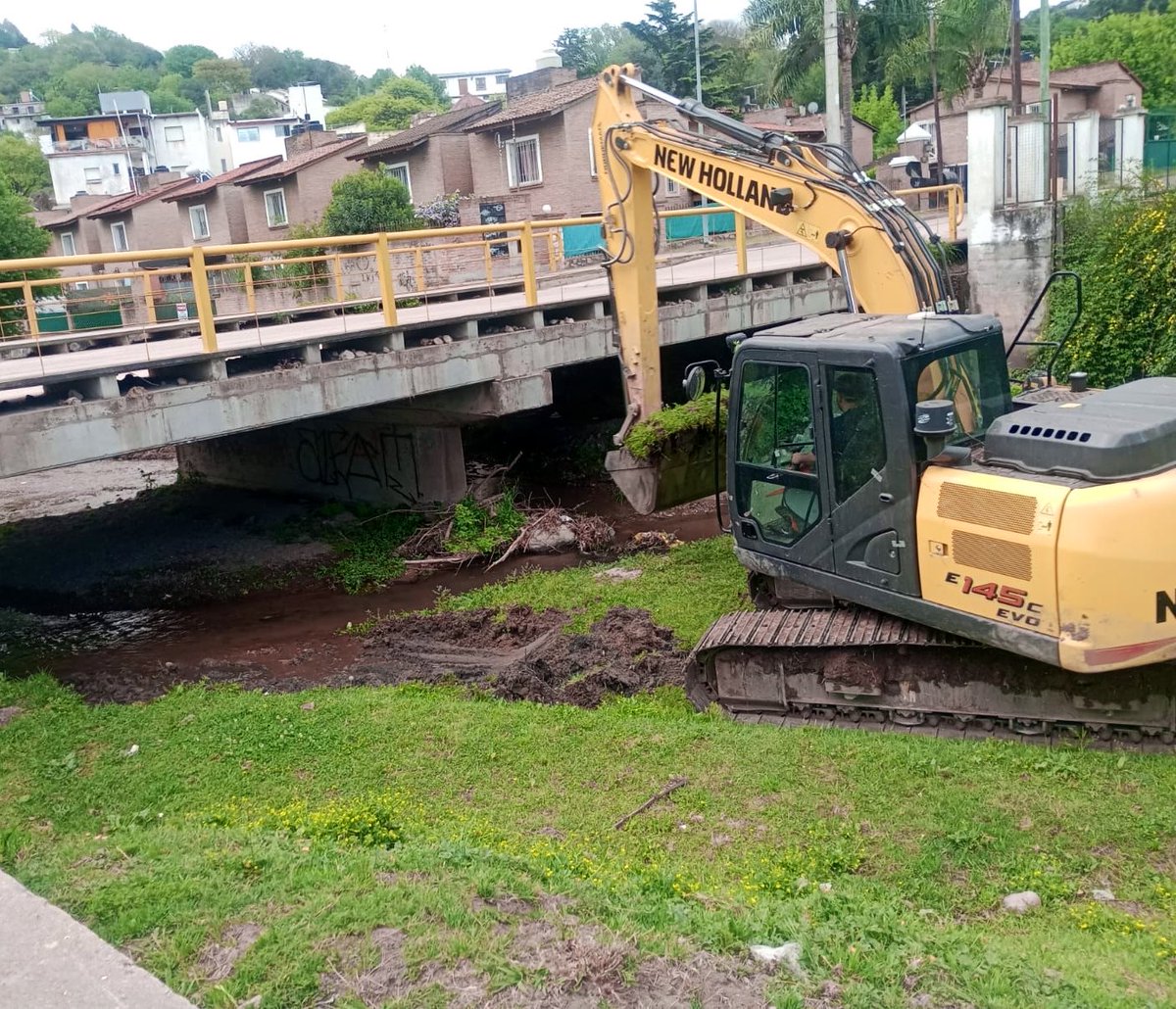 MartinLlaryora's tweet photo. Gobernar es anticiparse, planificar, invertir y actuar a tiempo para cuidar a nuestra gente. Por eso llevamos adelante un plan de mantenimiento y readecuación de #obras hídricas, para prevenir posibles consecuencias no deseadas del fenómeno "El Niño".

Finalizamos en la localidad de #RíoCeballos los trabajos de limpieza y mantenimiento del arroyo en los puntos previstos y sumamos un nuevo tramo de intervención en barrio Loza.

Este mantenimiento periódico es fundamental para conservar la #infraestructura hídrica y favorecer el correcto funcionamiento de los sistemas de drenaje.

Seguimos trabajando en distintos puntos de nuestra provincia para mantener y mejorar desagües y canales.

#HacerParaCrecer