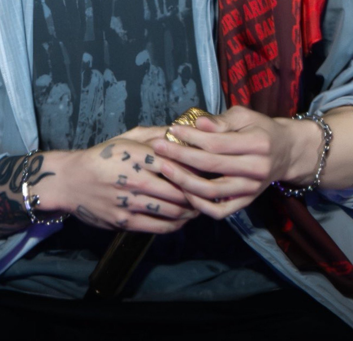 guguloved's tweet photo. jungkook’s pretty hands of the day<3 https://t.co/0m30MXOPew