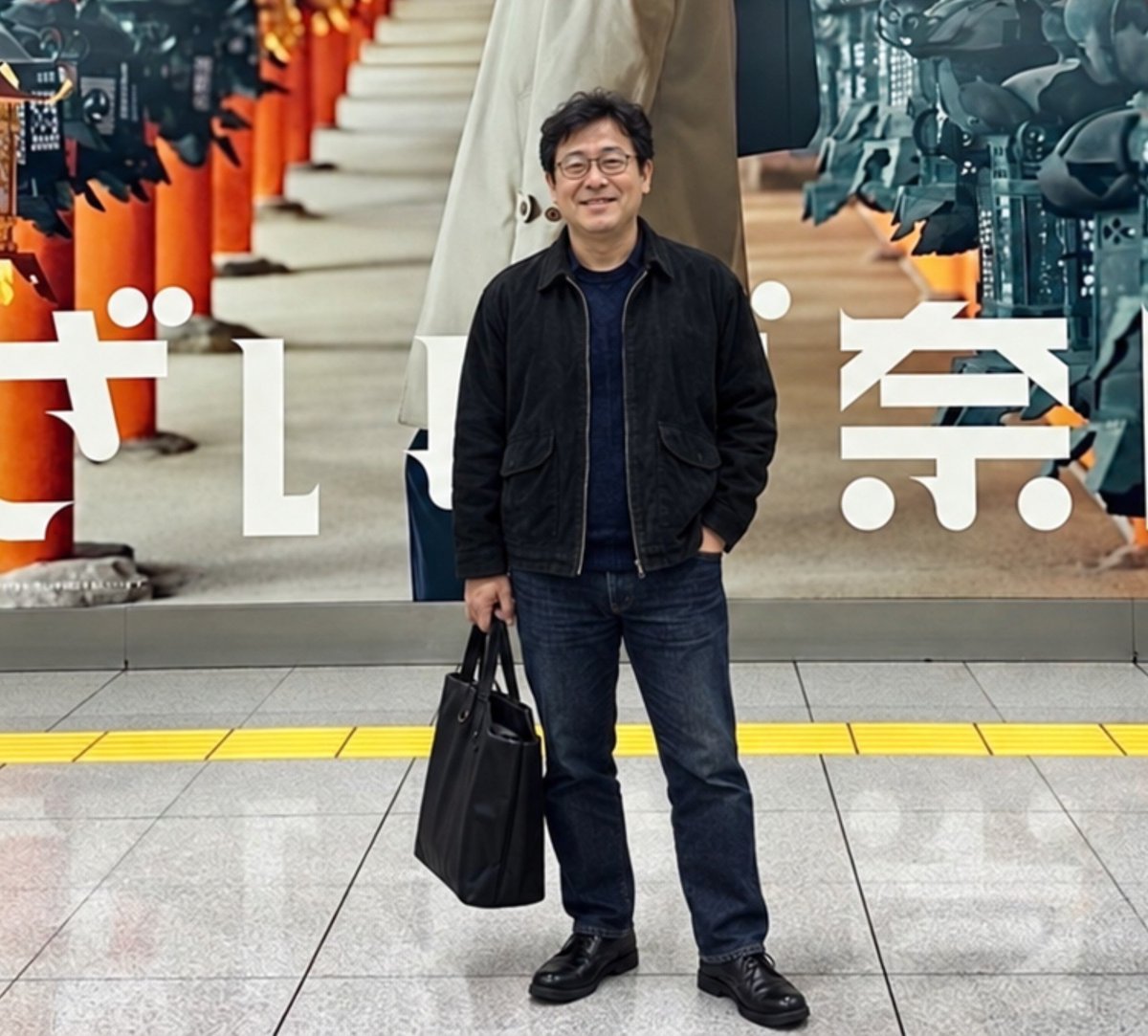 choku_nyu's tweet photo. フツーのオジサンが真似すると、こうなります。
（チャッピーにて、"顔と体型"をフツーのおじさんに差替え）

イケオジではないが、ネガティブな感じはしないよね！？🤔 https://t.co/23rfEMvFJm