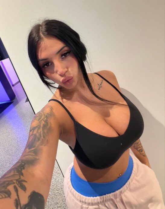 PrincessMiimi_1's tweet photo. Be honest.. front or back? https://t.co/hwG2tMKiSW