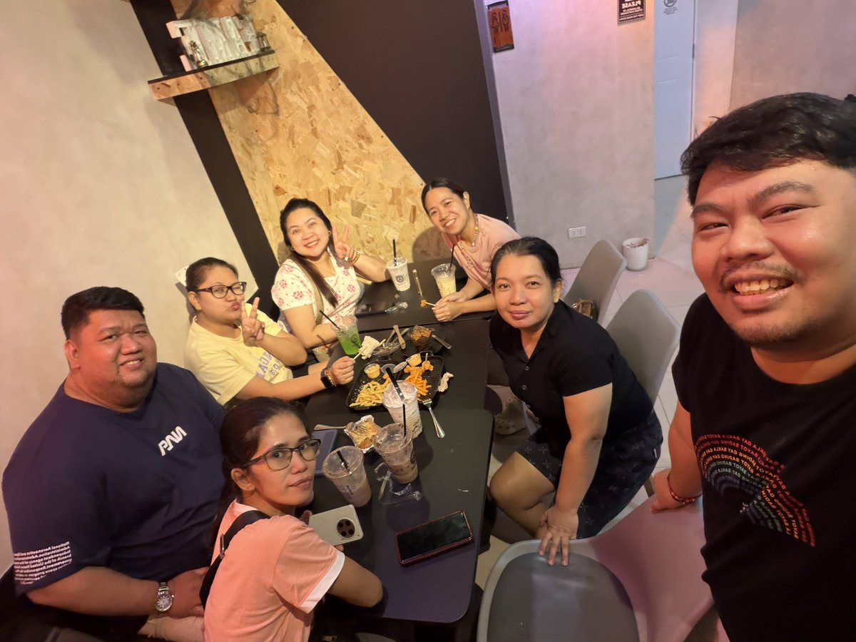 PPniTeetoe024's tweet photo. Catching up with HS mates :)
#foodtwt
#CoffeeAndConversation https://t.co/0Wj5hEzokm