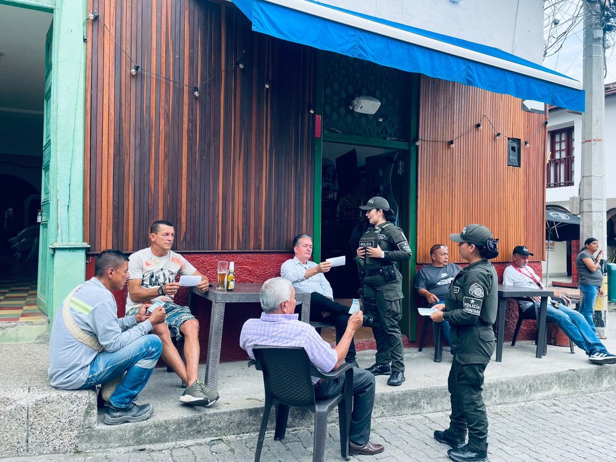 Policiantioquia's tweet photo. #Liborina | Nuestro grupo de Policía Comunitaria realizó una campaña de prevención contra el homicidio y las lesiones personales, promoviendo el respeto por la vida, el diálogo y la resolución pacífica de conflictos para fortalecer la convivencia ciudadana. #DiosYPatria https://t.co/FDfaNZ8M4a