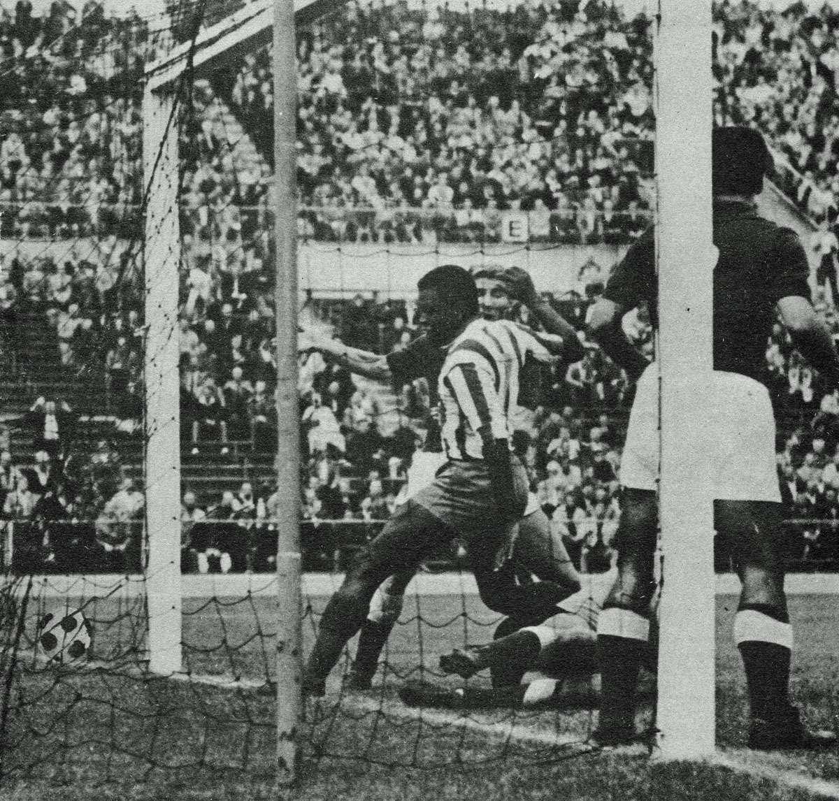 Atleti's tweet photo. Este martes regresamos al estadio en el cual alzamos la Recopa de Europa de 1962 🏆

El 5 de septiembre de ese año, en el entonces llamado Neckarstadion, nuestro equipo se impuso por 3-0 a la Fiorentina en el partido de desempate de la final, con goles de Jones, Mendonça y Peiró. https://t.co/1AIAr2OxV2