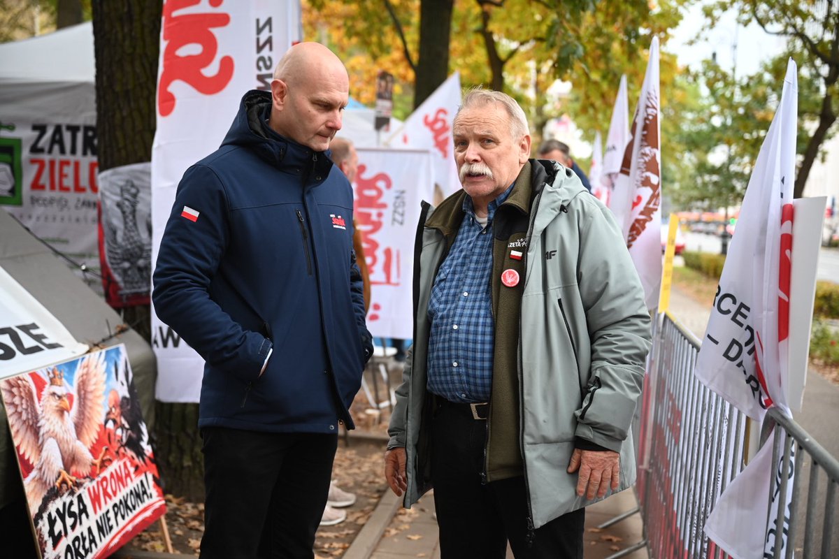 DudaSolidarnosc's tweet photo. 🇵🇱 Nie odpuścimy! Solidarność pilnuje Trybunału Konstytucyjnego. Aż do zwycięstwa! https://t.co/ISPrGkUcjF
