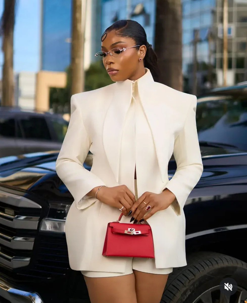 Bukusugirl's tweet photo. My Neche drives a G-Wagon while Nomy drives a Range Rover. Omo I know how to choose them top babes of the season 💅 #BBNaija https://t.co/4P9KZgQJsk