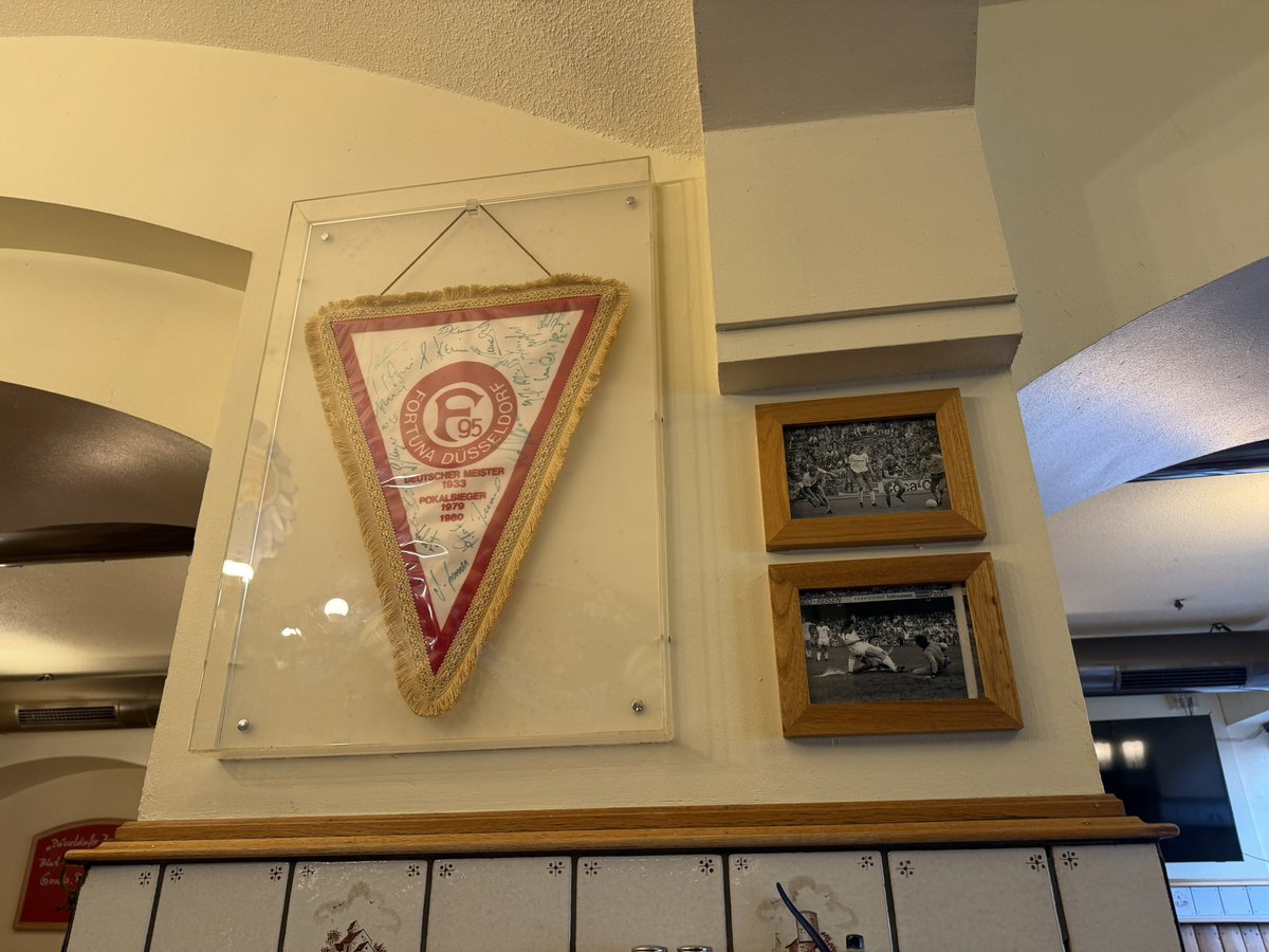 HedgeJourney's tweet photo. デュッセルドルフ出発する前に、せっかくなので別のアルトビールのお店へ！かなり昔のフォルトゥナ・デュッセルドルフのサイン入りフラッグが！！！ https://t.co/GM96yayLZC