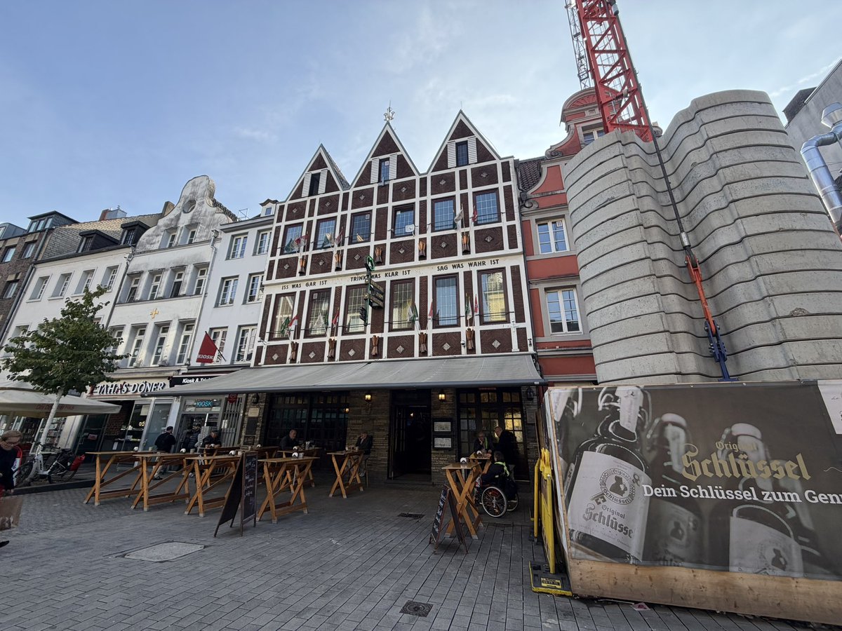 HedgeJourney's tweet photo. デュッセルドルフ出発する前に、せっかくなので別のアルトビールのお店へ！かなり昔のフォルトゥナ・デュッセルドルフのサイン入りフラッグが！！！ https://t.co/GM96yayLZC