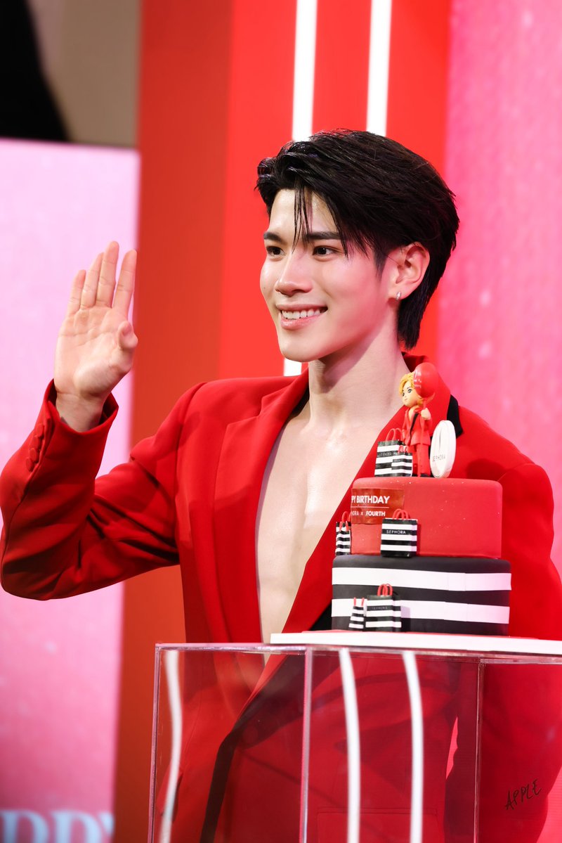 Song_apple0422's tweet photo. Birthday wishes from @SephoraThailand 

12 YEARS SEPHORA WITH FOURTH 
SEPHORAxFOURTH 
#โฟร์ทณัฐวรรธน์ 
#Fourthnattawat https://t.co/CfQnb8WbzE