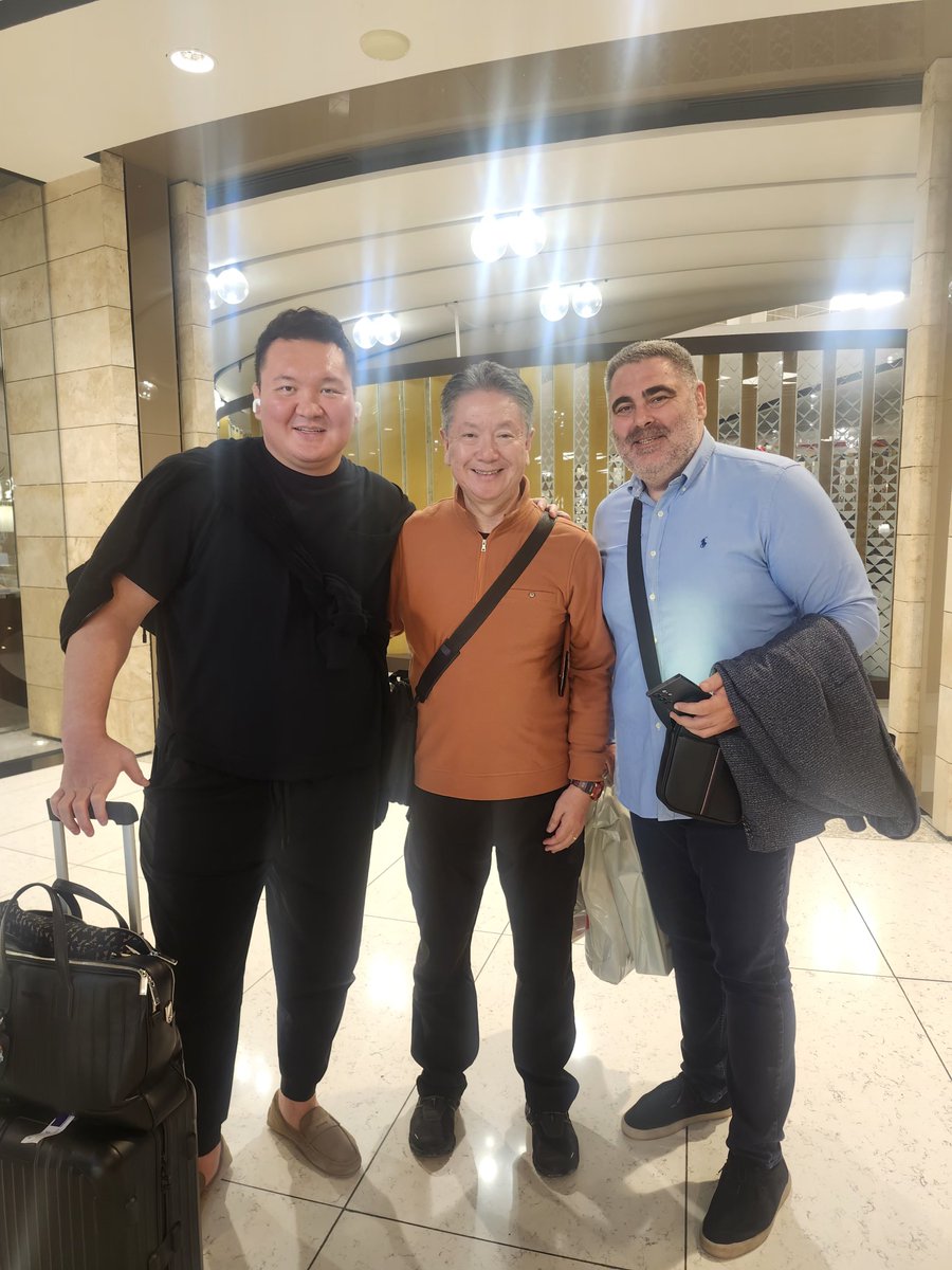 5bebebVjqyymcIh's tweet photo. アゼルバイジャンバクーの空港で、国際相撲連盟白鵬会長とジョージア相撲連盟黒海会長とバッタリ(笑) https://t.co/B65yJCak00