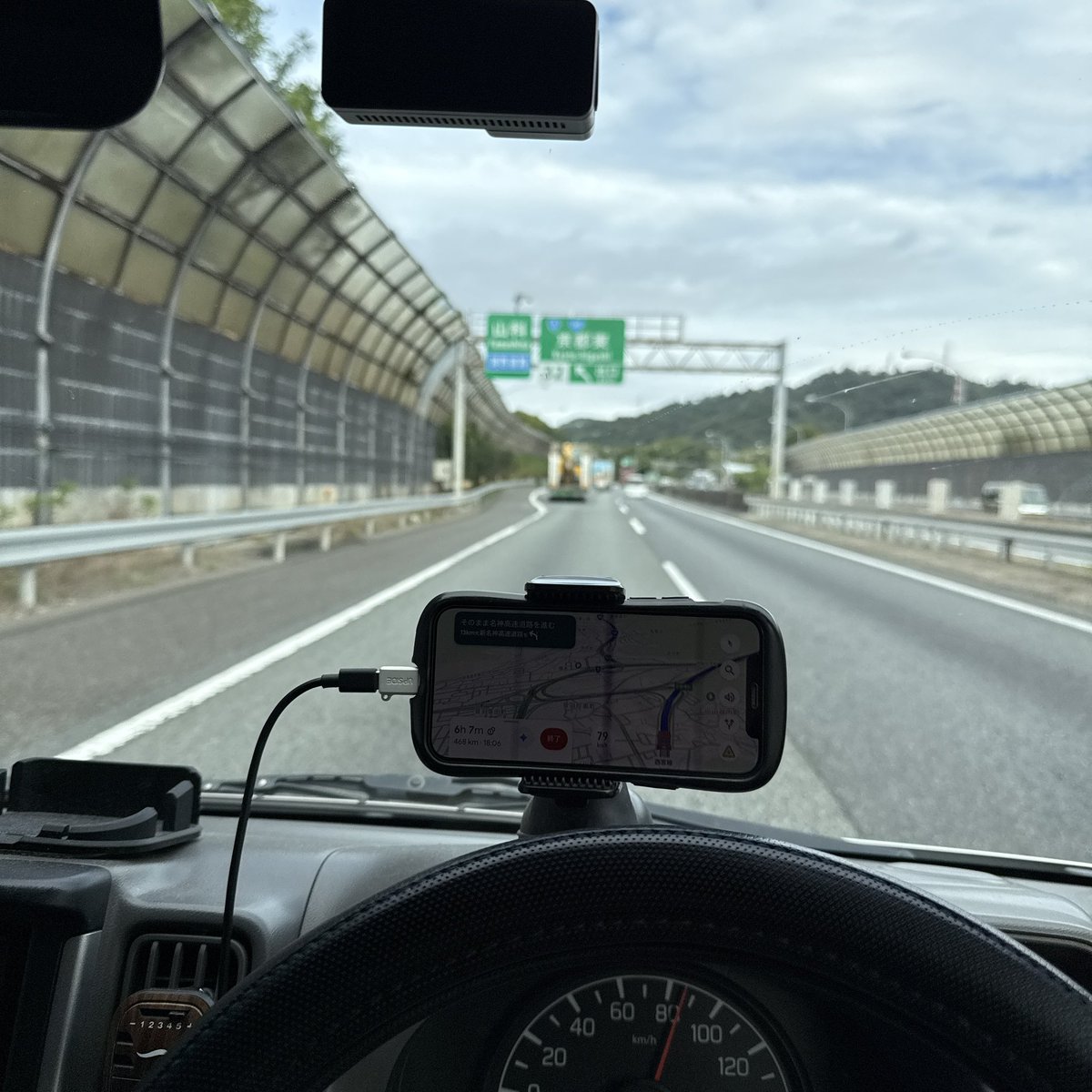 171c55k's tweet photo. 深夜2時出発で京都への日帰り弾丸出張！本日の走行距離1000kmオーバー💦　めちゃくちゃ肩と背中が痛くなった😖　千葉から京都で途中給油が高速になりそうだったけどサービスエリアのレギュラー高すぎ😨　我慢して降りたらすぐ給油でギリ間に合った✨ https://t.co/HhdBDRv9sP