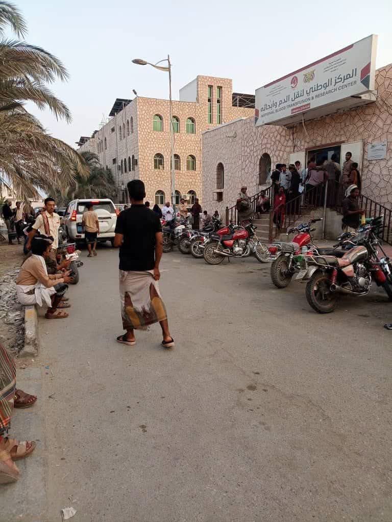 HamadBadr52096's tweet photo. في موقف إنساني يعكس روح التضامن بين أبناء الوطن، توافد خلال الساعات الماضية عدد من المواطنين إلى المركز الوطني لنقل الدم  بمستشفى ابن سيناء في المكلا، للتبرع بالدم والمساهمة في إنقاذ حياة المصابين جراء الهجوم الصاروخي الذي استهدف مركز الشهيد أحمد السليماني التدريبي بمحافظة شبوة https://t.co/B4QcqaWT0P