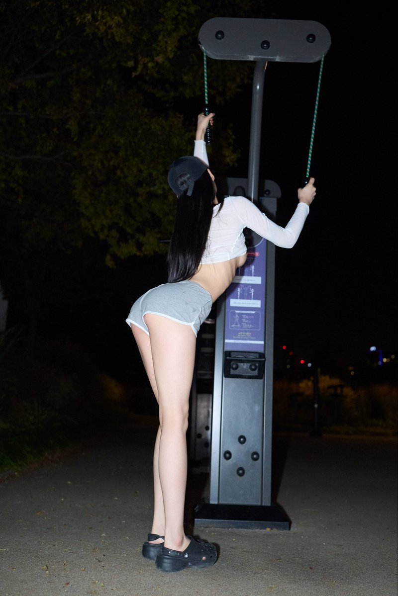 xmanojpeg's tweet photo. 차 지나다니는 길 한복판에서 바지 까는 
미친 스릴감.🥵
새벽 성수 골목에서 누구 마주칠까 봐 덜덜 떨면서도 팬티 적셔가며 까뒤집는 시아 진짜 치녀 그 자체임
들킬까 봐 조마조마한 게 아니라 
오히려 대놓고 즐기는 날것 
그대로 다 담았습니다.   
https://t.co/ObFgFC7eJ1 https://t.co/h2ua1ftIww