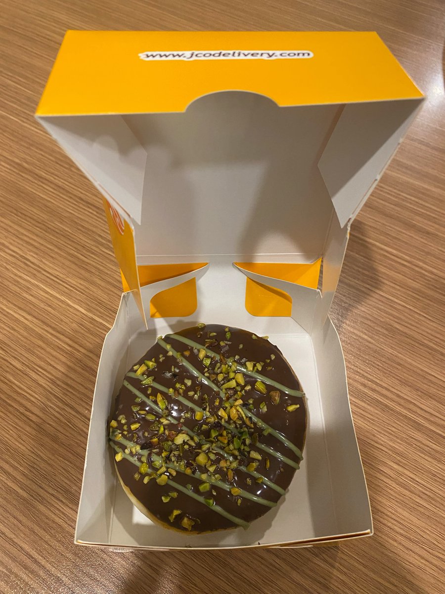 Sipitungscbd's tweet photo. Tadi ke JCO sebenarnya cuma mau beli 2 donat Kunafa. Tapi kata mas-mas JCO, kalau pesan reguler harus beli minimal 3 pcs, nggak boleh cuma 2. Pas aku tanya kenapa, katanya kardus isi 2 lagi kosong. 🙄

Terus aku disuruh pilih 3 donat lagi. Ternyata, 3 donat yang aku pilih itu belum termasuk Kunafa-nya. Aku tanya lagi, “Kan mau beli 3 aja?” Eh, katanya Kunafa harus pakai kardus sendiri.

Akhirnya malah BELI 4 DONAT! 😭🤣

Gimana sih, aku tuh SELALU BINGUNG kalau beli donat di JCO. Ini aku kena jebakan upselling nggak, sih? WKWKWK.