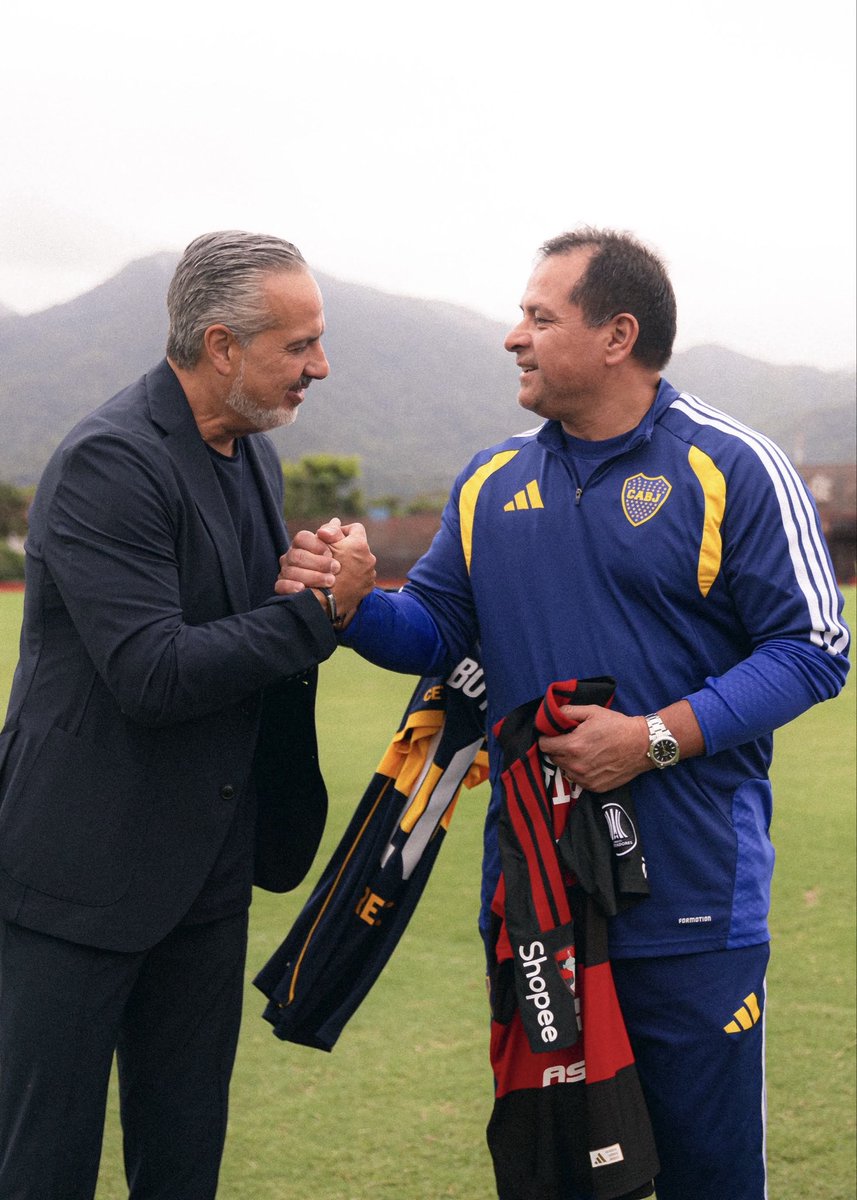 Flamengo's tweet photo. O Flamengo recebeu a delegação do Boca Juniors no CT George Helal nesta segunda-feira (19). A equipe argentina treinou antes do jogo contra o Vasco, pela semifinal da Sul-Americana.

José Boto, diretor de futebol do Flamengo, encontrou Marcelo Delgado, diretor esportivo do Boca Juniors e ex-jogador do clube argentino. Os diretores trocaram camisas em um gesto de cordialidade entre as instituições.