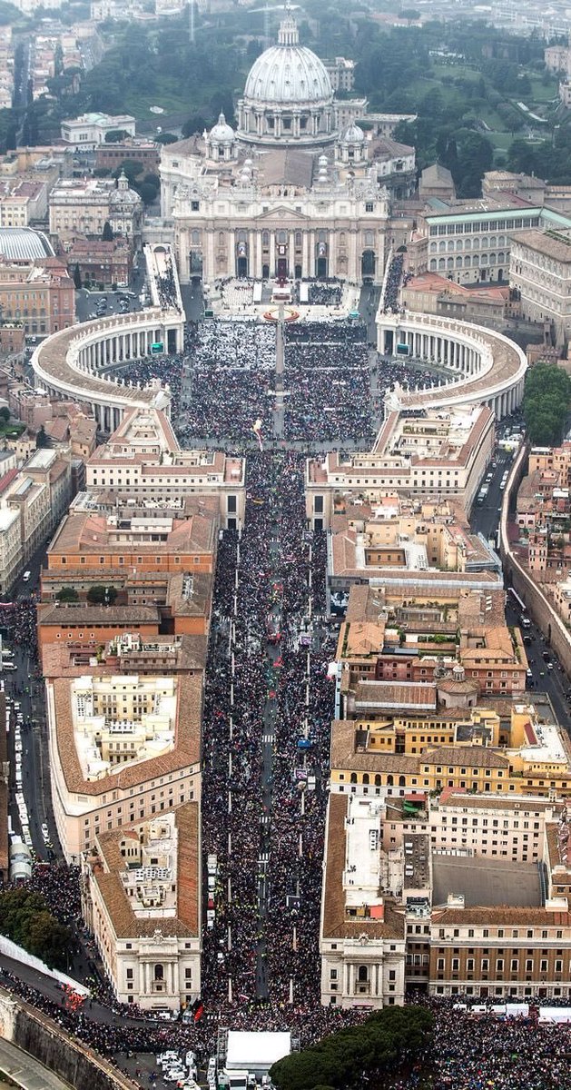 isl1965's tweet photo. Desde el otro punto de vista. La construcción de via della Conciliazione rompió para siempre la idea de Bernini de llegar a la plaza sin haberla visto antes desde lejos. Se perdió el factor sorpresa y el efecto de la luz después de recorrer calles estrechas y más oscuras. https://t.co/J5wqha69zp