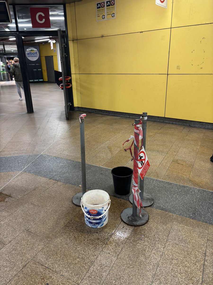 zoufaly_barista's tweet photo. Nejneschopnější městská část v Praze (Praha 8) která si ani nedovedla postavit radnici, co teď už X let tleje na Palmovce bude pokračovat ve stávající sestavě, co to dovedla do aktuálního stavu. 🙃🤡🫠💀

Tak paráda, třeba na Kobylisích nebudou napříště dva, ale jen jeden kyblík. https://t.co/7aU5x4p7fJ