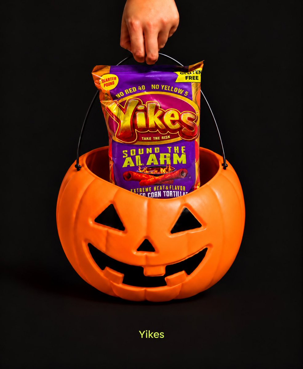 eatyikes's tweet photo. Okay but imagine going trick-or-treating and getting a bag of YIKES 😭🎃🔥

Now THAT’S what we call taking the risk 😂

But be fr… if you saw YIKES in the candy bucket, are you grabbing one or the whole bag? 👀🤣👇🏽

#YikesSnacks #TakeTheRisk #halloween https://t.co/tjrSjH5lpQ