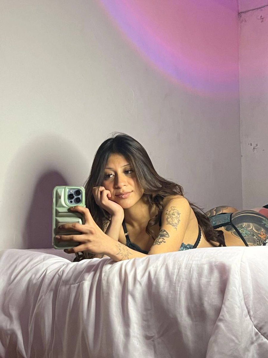 abbycrw's tweet photo. would you say hi or keep scrolling? 👀 https://t.co/WtPv3YrvHV