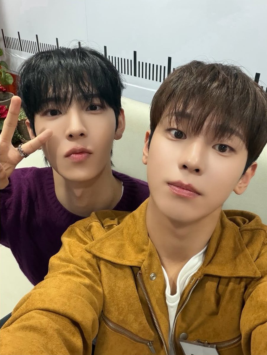 i_loham's tweet photo. OI FILHOTES 💛💜 https://t.co/hSz4t7jLog